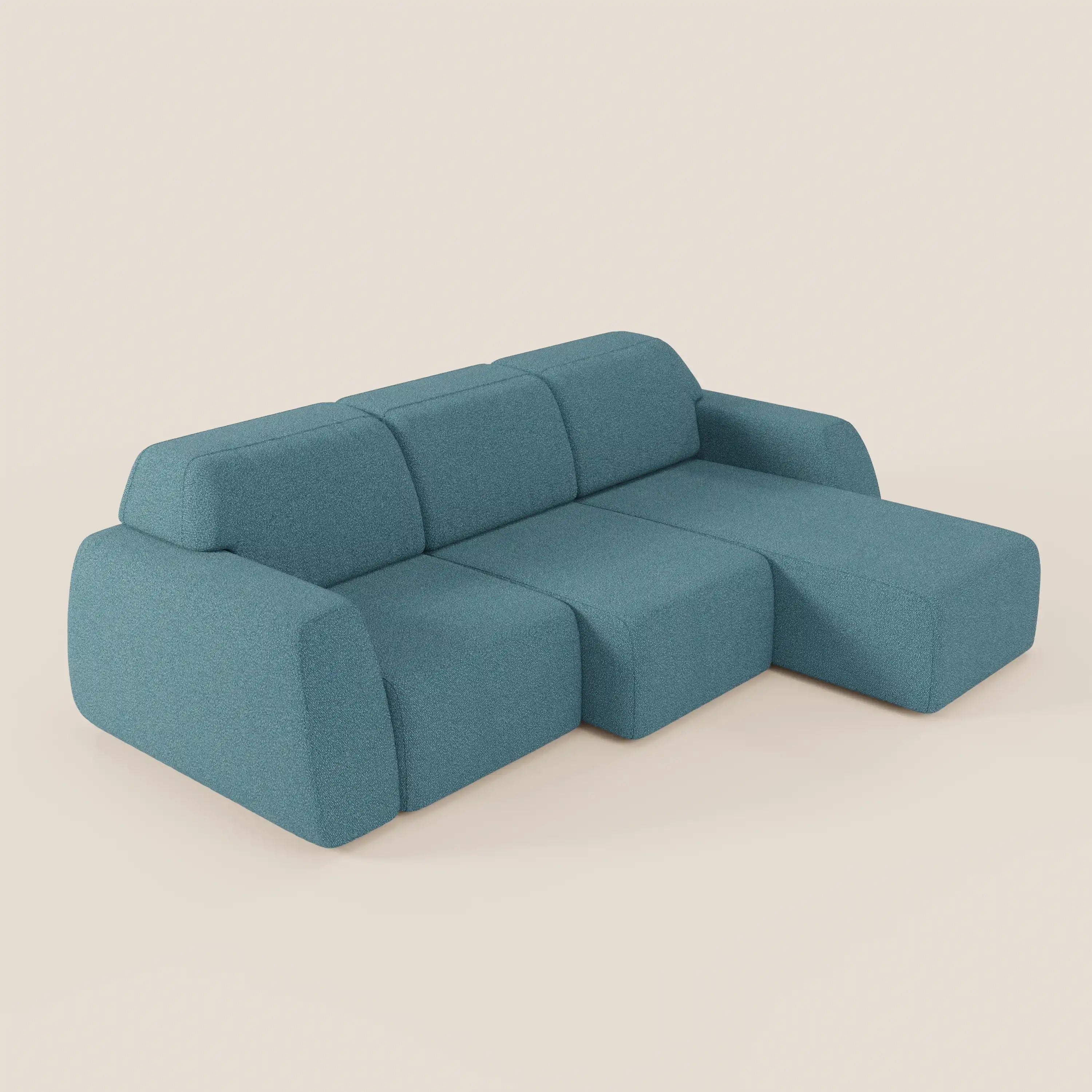 Orbit Divano angolare di Divani.Store è un divano moderno e minimalista di colore verde acqua con chaise reversibile e sedute allungabili, rivestito in tessuto antimacchia effetto cotone, presentato su uno sfondo beige chiaro per un look di alta gamma.