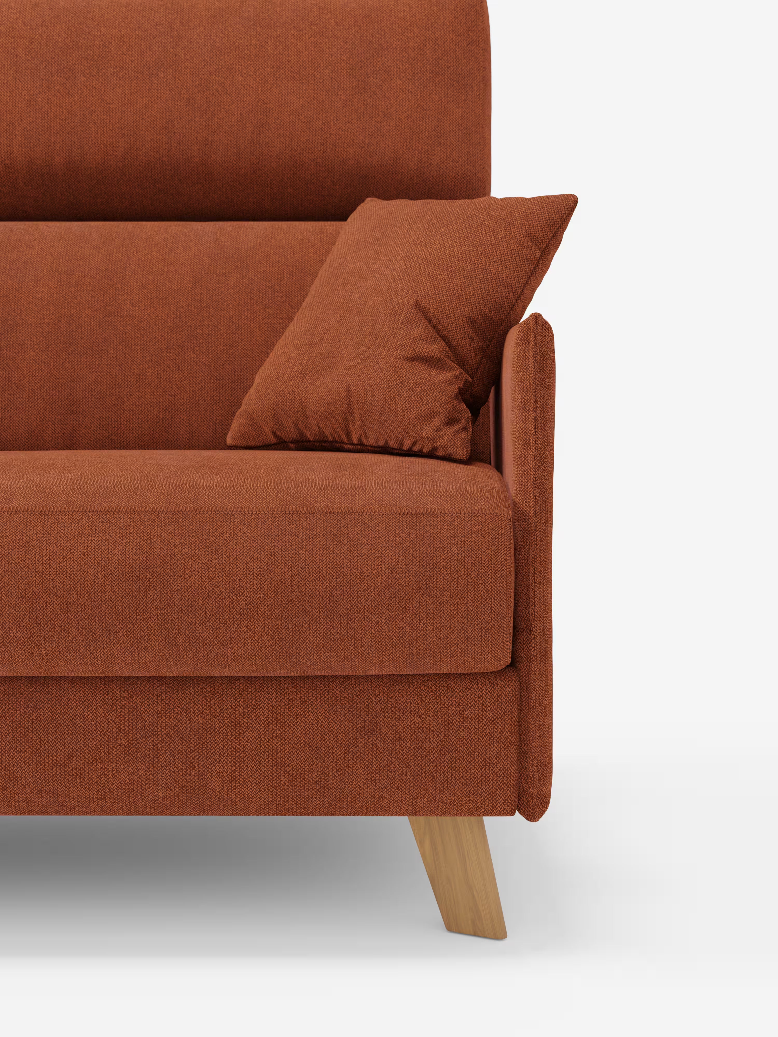 L'immagine mostra il lato destro del "Sole divano letto matrimoniale design compatto" di Divani.Store in colore ruggine, accompagnato da un cuscino coordinato. Questo divano in stile scandinavo presenta un rivestimento in tessuto T23 testurizzato e resistente alle macchie, gambe angolari in legno e poggiatesta reclinabili. Inquadrato su uno sfondo bianco a tinta unita per un tocco di modernità, è visibile solo una parte del divano.