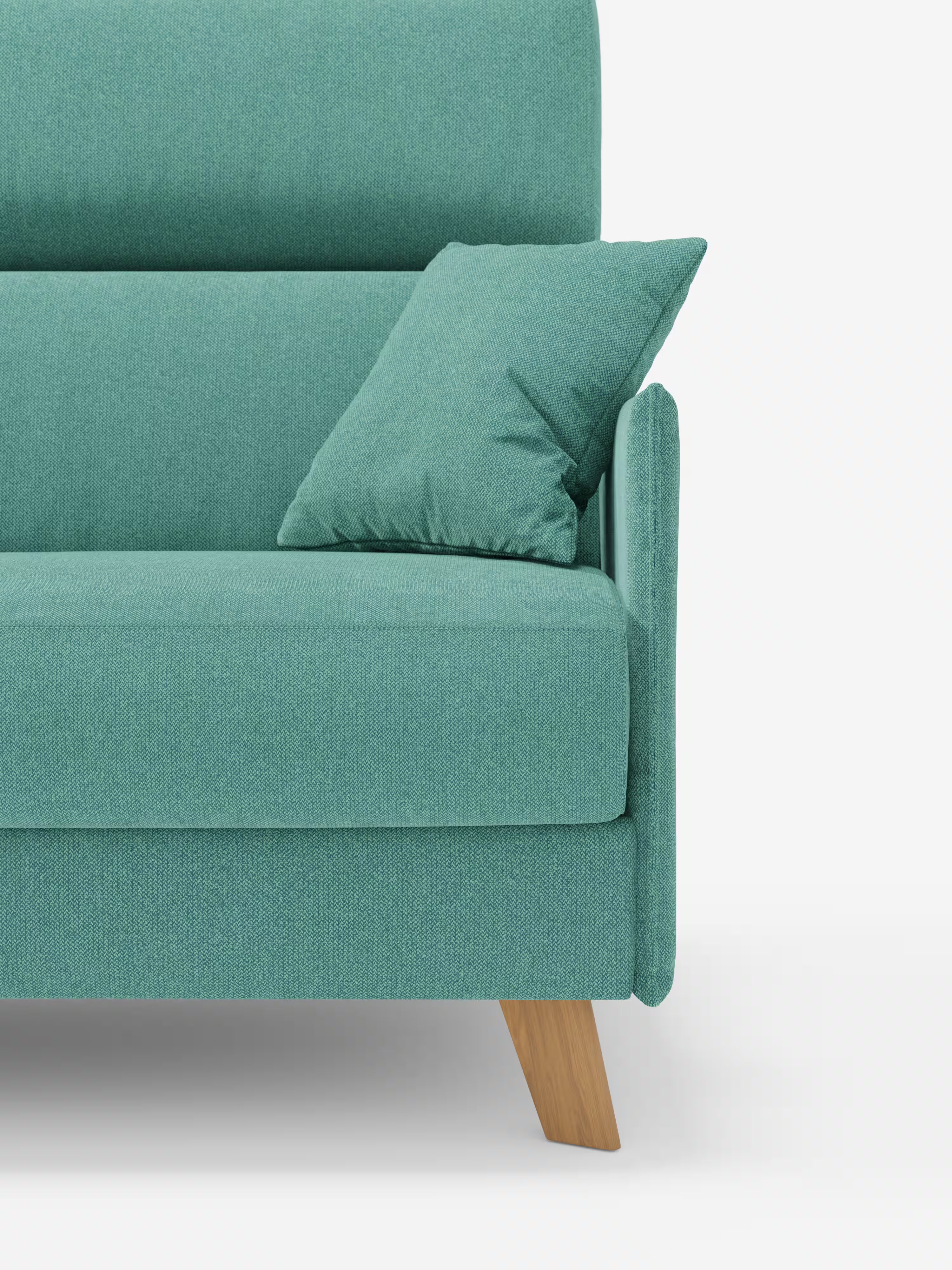 Primo piano del divano letto matrimoniale Sole dal design compatto di Divani.Store, rivestito in moderno tessuto T23 color verde acqua smacchiabile. L’immagine mette in risalto le gambe angolate in legno, il bracciolo destro, la seduta e lo schienale con poggiatesta regolabili. Un cuscino coordinato color verde acqua è appoggiato allo schienale e al bracciolo. Lo sfondo bianco a tinta unita mette in risalto le linee pulite del divano e il rivestimento completamente sfoderabile.