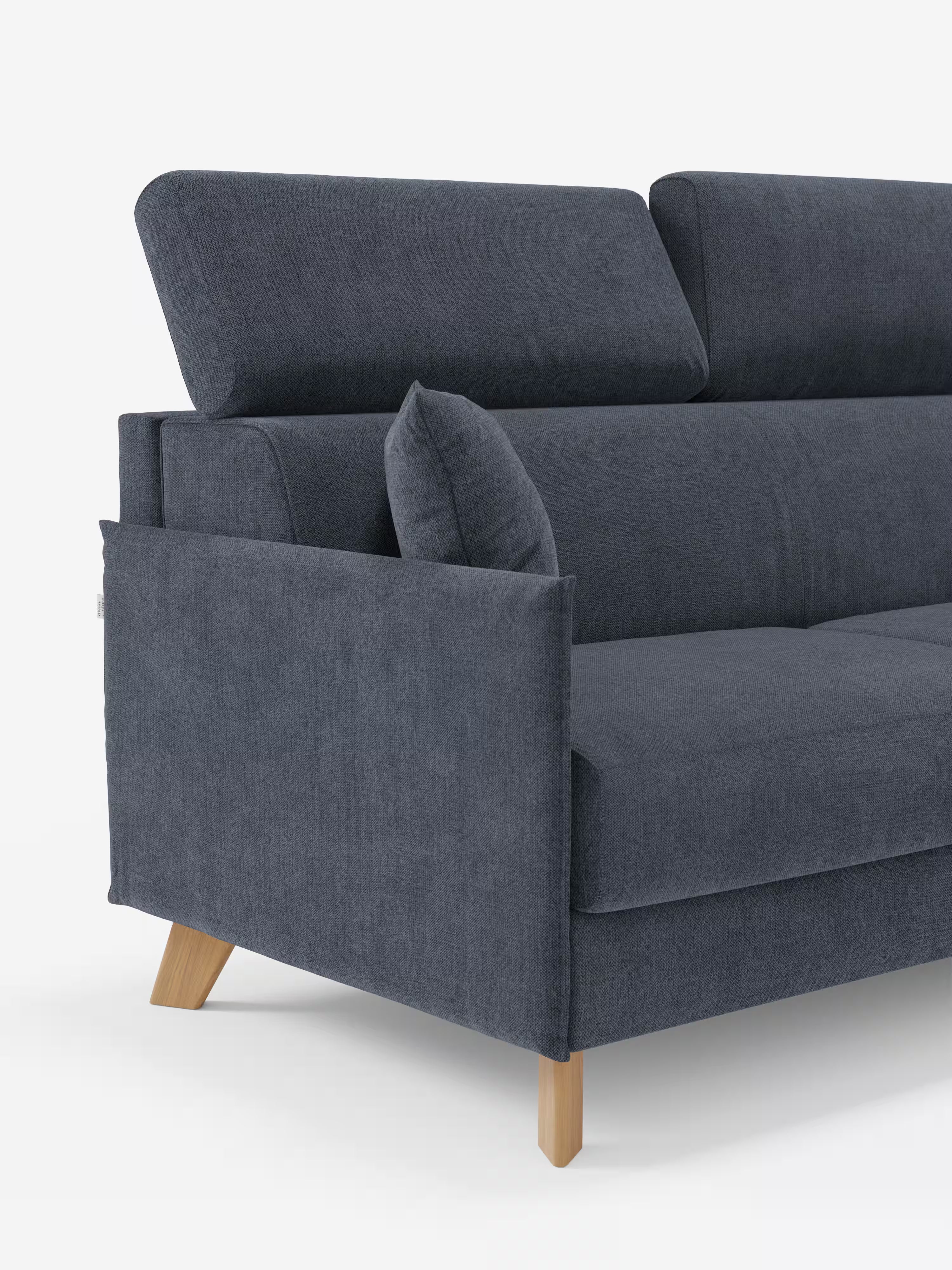 Il divano letto matrimoniale angolare con penisola contenitore e poggiatesta reclinabili “Sole” di Divani.Store si presenta con un design pulito e squadrato ispirato allo stile scandinavo. Rivestito in moderno tessuto T23 blu scuro antimacchia, questo divano presenta gambe in legno chiaro, poggiatesta regolabili e un unico cuscino quadrato per il bracciolo. La pratica penisola contenitore offre ulteriore spazio di stivaggio, il tutto su uno sfondo bianco a tinta unita.