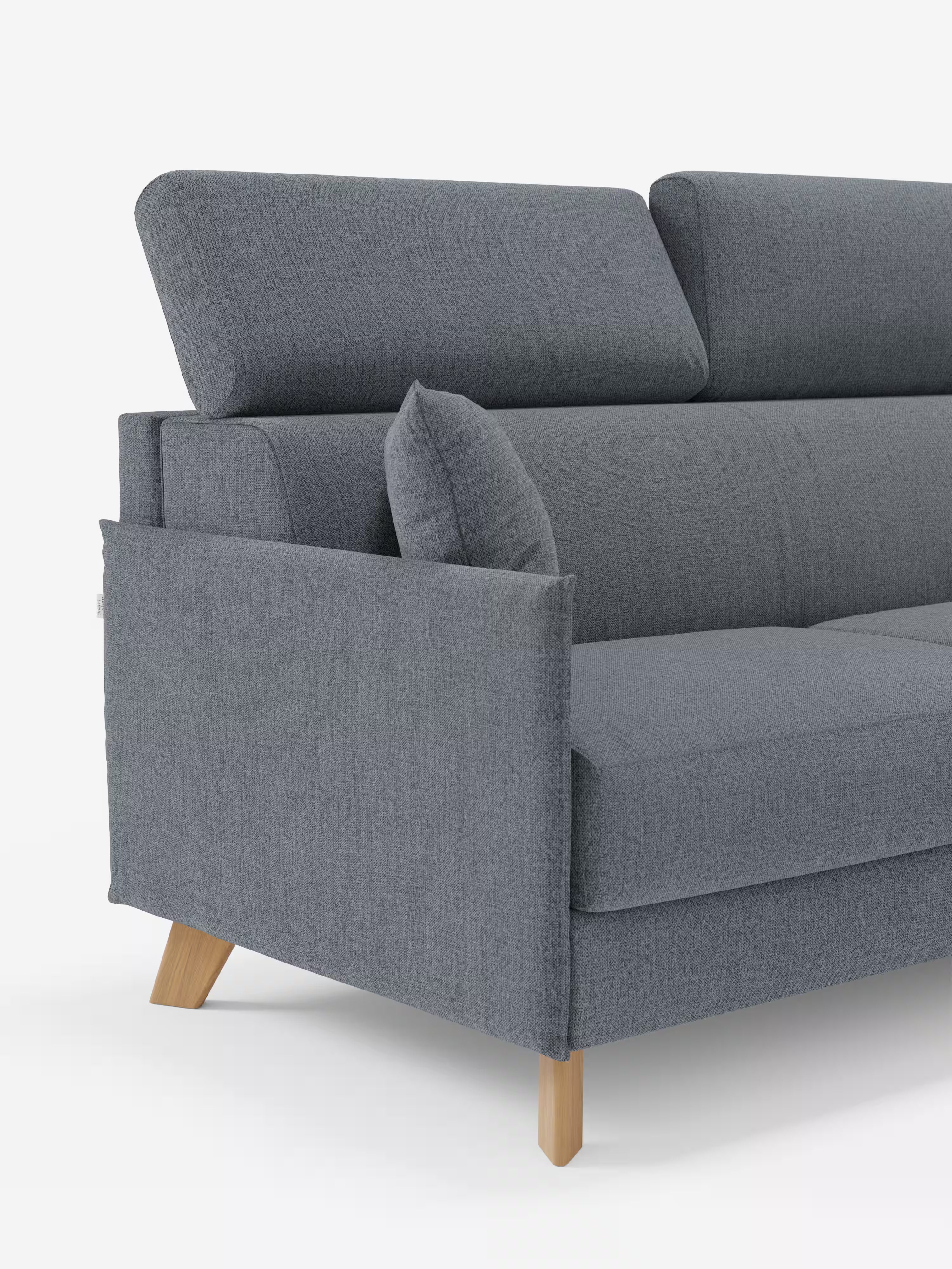 Un moderno divano angolare in tessuto grigio — Sole Divano letto matrimoniale angolare con penisola contenitore e poggiatesta reclinabili - tessuto smacchiabile T23 di Divani.Store — è dotato di poggiatesta regolabili, un unico cuscino coordinato e gambe angolari in legno. Raffigurato su uno sfondo bianco a tinta unita e ispirato allo stile scandinavo, è visibile solo il lato sinistro del divano, che ne sottolinea le linee pulite e il design minimalista.