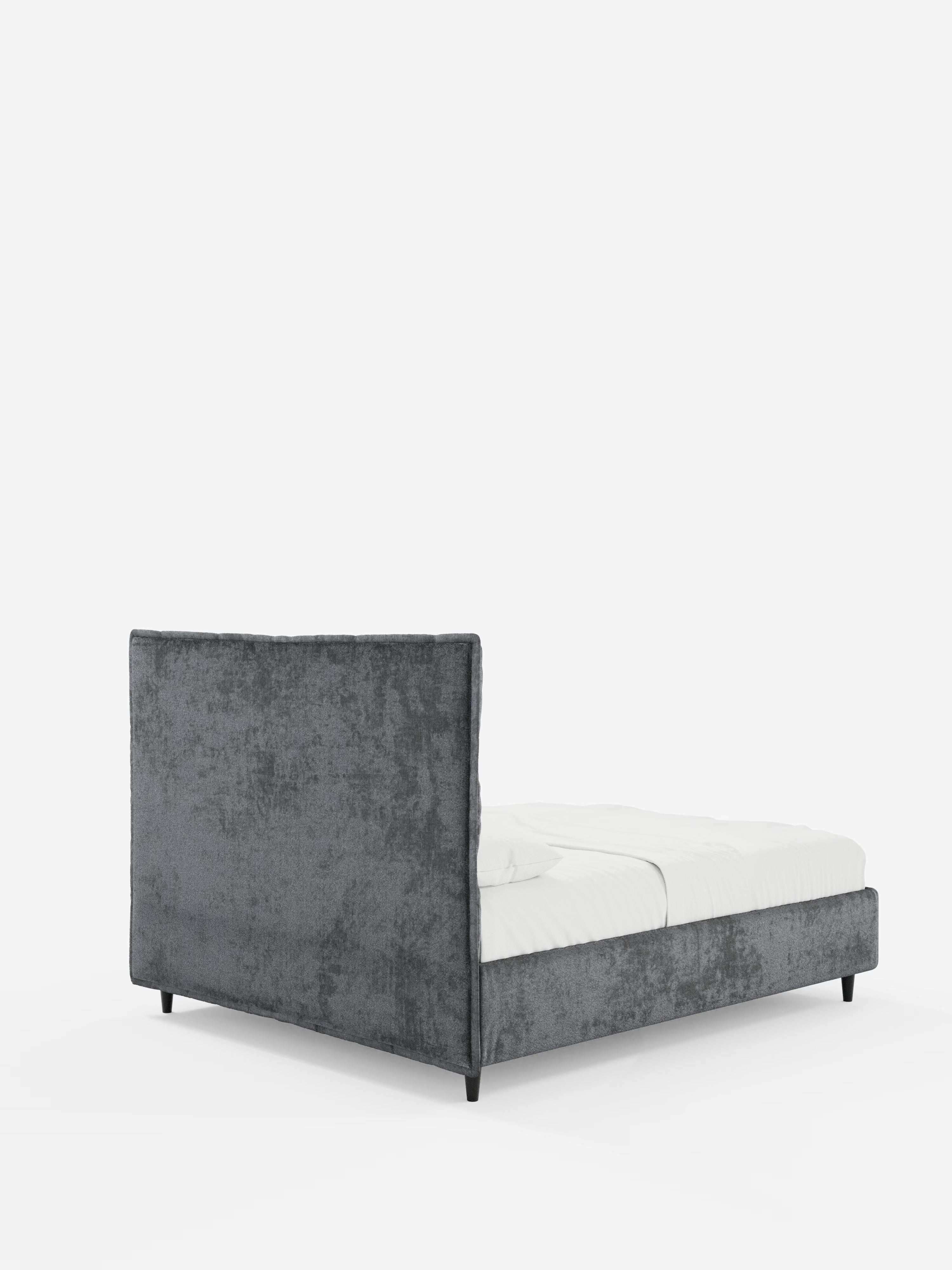 Il letto imbottito con contenitore e testiera alta capitonné in ciniglia Oeko-Tex® di Letti.store è una scelta di stile per le camere moderne, caratterizzato da una testiera alta e strutturata di colore grigio con un elegante effetto capitonné e da una struttura imbottita in tinta. Le raffinate gambe nere creano un piacevole contrasto sotto il materasso bianco, ricoperto con disinvoltura da un lenzuolo bianco. Questo letto imbottito contenitore di Letti.store è ripreso su uno sfondo bianco a tinta unita e