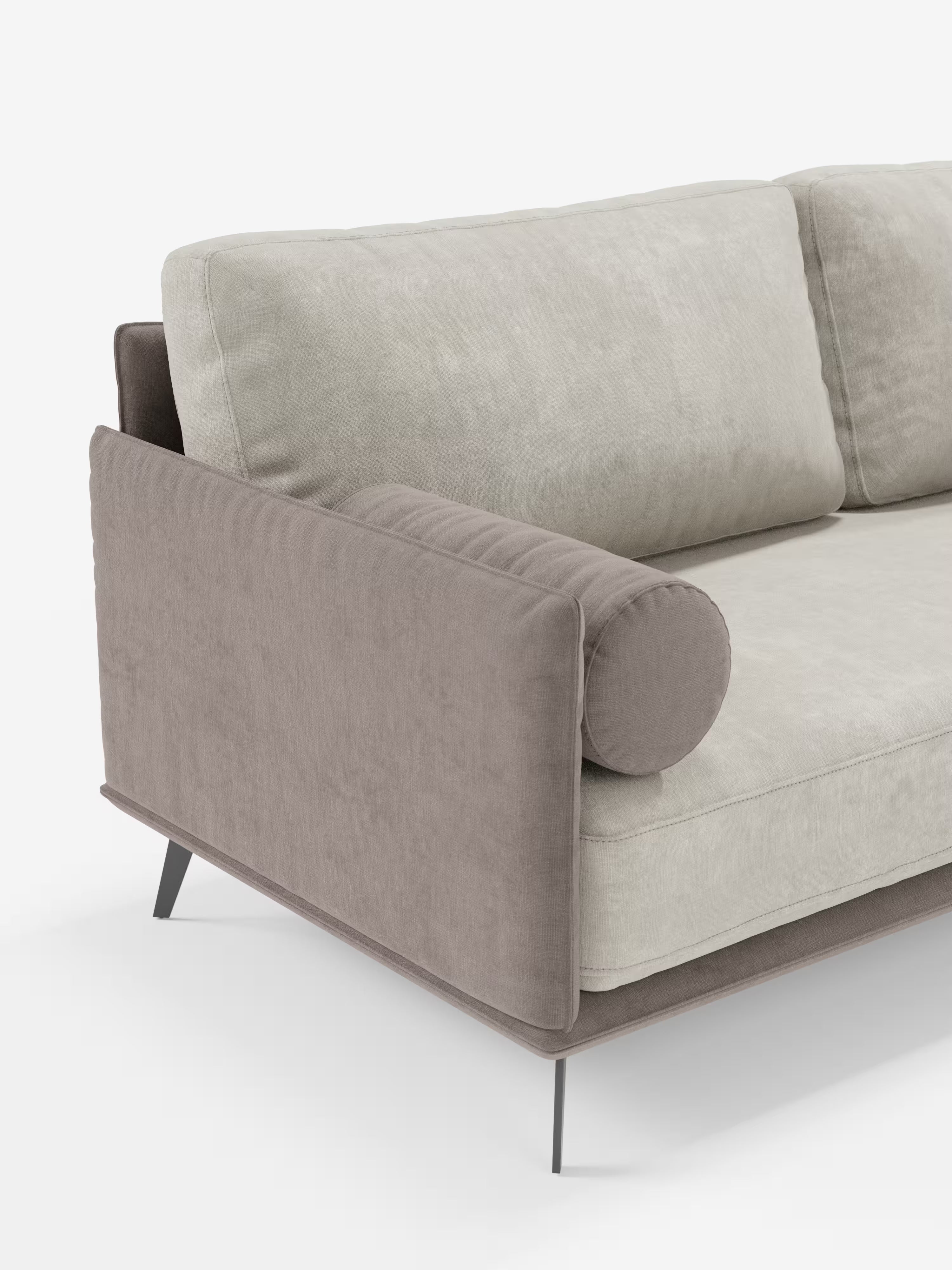 Il divano Basalto a 2 o 3 posti bicolore di Divani.Store presenta una seduta con cuscino unico in beige chiaro, braccioli e fianchi color taupe, un cuscino cilindrico su un bracciolo e sottili gambe in metallo scuro. Gli schienali in piuma d’oca sono rivestiti in tessuto T31 facile da pulire, il tutto su uno sfondo bianco.