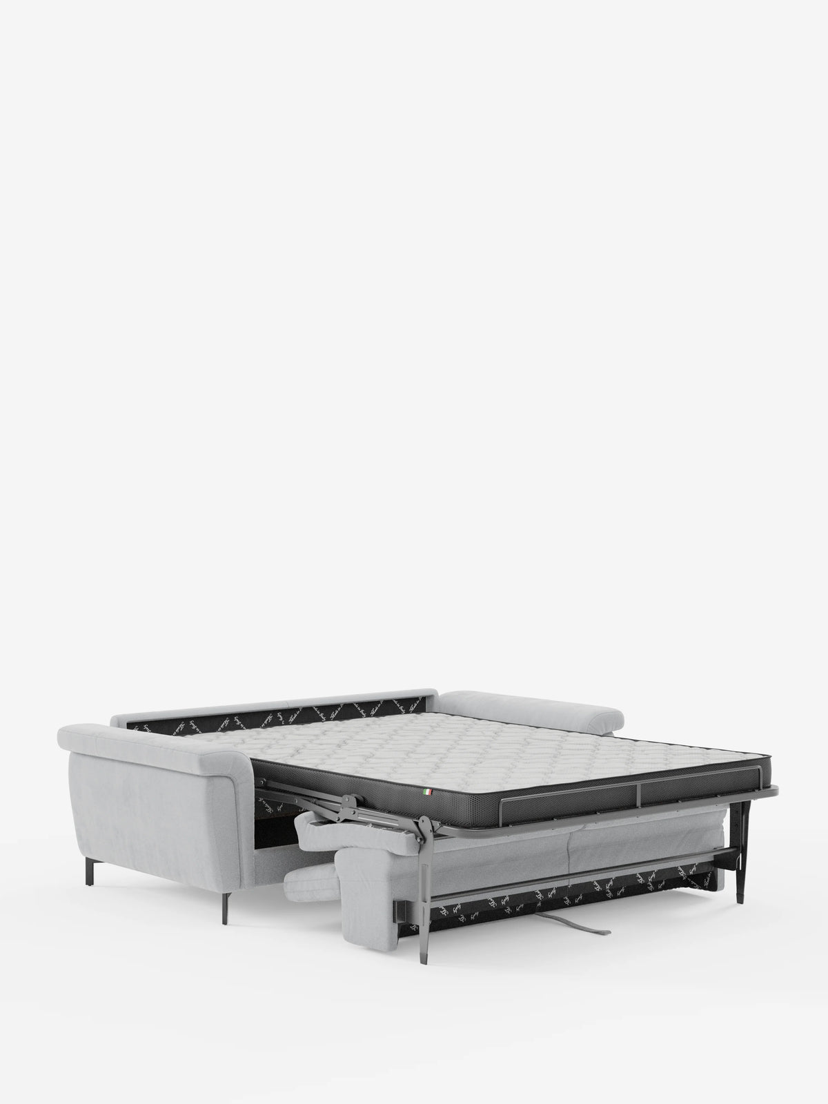 Un divano letto Capri di design, di colore grigio chiaro, realizzato da Divani.Store, caratterizzato da gambe alte nere e da un raffinato rivestimento in tessuto T30 effetto velluto resistente alle macchie, è raffigurato in posizione aperta con il materasso estraibile e il coprimaterasso trapuntato ben visibili su uno sfondo bianco a tinta unita. Questo divano letto di produzione italiana vanta uno stile elegante e un comfort pratico, grazie anche ai poggiatesta regolabili.