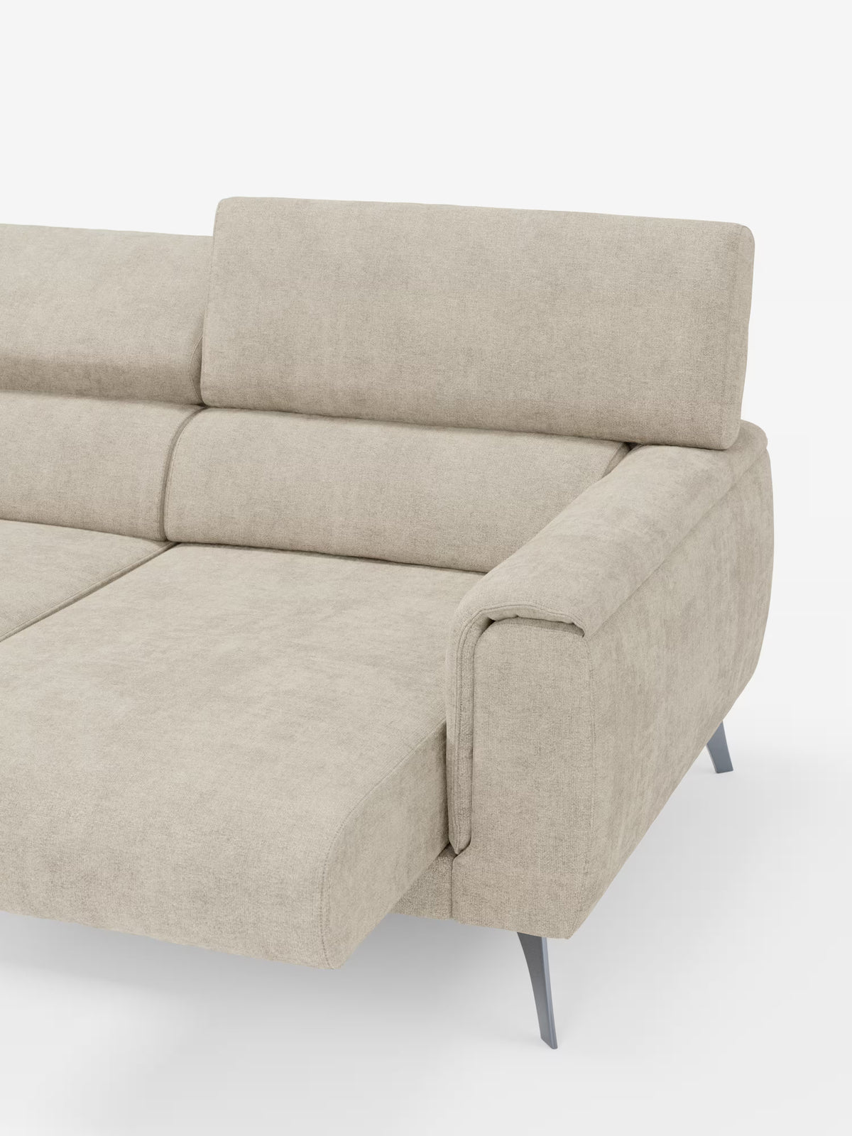 Un moderno divano a 4 posti Caravaggio color beige di Divani.Store, dotato di tre cuscini di seduta scorrevoli, poggiatesta regolabili, tessuto T31 resistente alle macchie e sottili gambe in metallo. Questo elegante divano moderno è raffigurato su uno sfondo bianco, con solo il lato destro visibile nell'immagine.