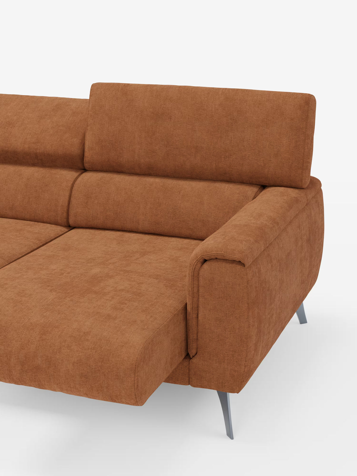 Un moderno divano Caravaggio a 4 posti con tre sedute scorrevoli di Divani.Store, rivestito in tessuto T31 color arancio-ruggine, resistente alle macchie, con gambe in metallo. L'immagine mostra il lato destro, mettendo in risalto un ampio bracciolo, uno schienale imbottito con poggiatesta reclinabili e una seduta allungata, il tutto su uno sfondo bianco che conferisce al divano un look minimalista e contemporaneo.