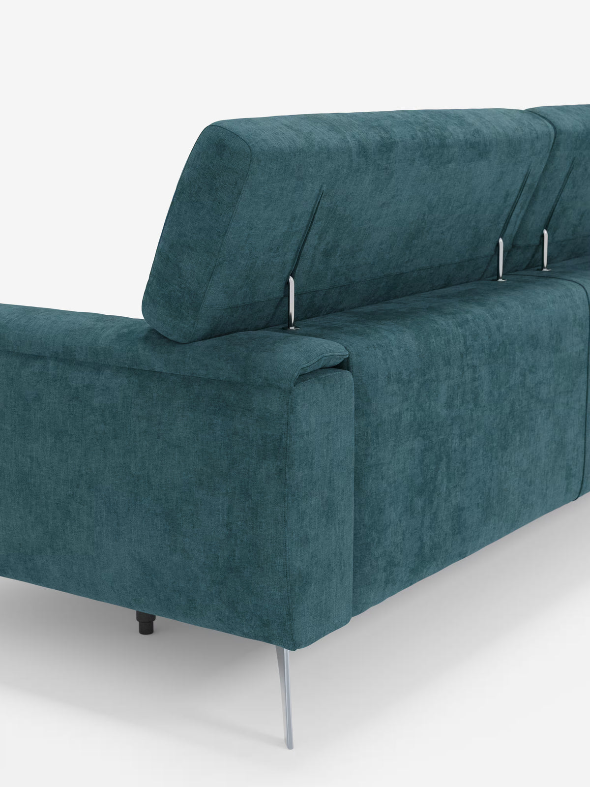Divano Caravaggio color verde acqua a 2 e 3 posti di Divani.Store, visto da dietro, con poggiatesta reclinabili e supporti argentati. L'elegante rivestimento in tessuto T31, resistente alle macchie, presenta una trama delicata, mentre in un angolo si intravede una snella gamba in metallo dal profilo angolare. Sullo sfondo di un bianco candido, le linee slanciate del divano lo rendono il protagonista ideale di qualsiasi soggiorno contemporaneo.