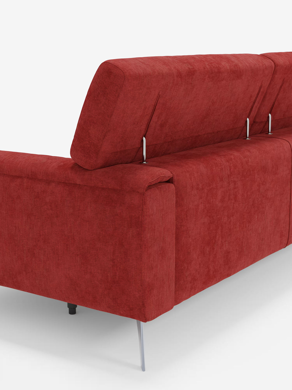 Un primo piano della parte posteriore del divano Caravaggio a 2 e 3 posti con sedute allungabili e poggiatesta reclinabili, realizzato in elegante tessuto smacchiabile T31 di Divani.Store, qui presentato con un rivestimento rosso acceso a trama rigata. Il divano è dotato di poggiatesta regolabili sostenuti da eleganti aste metalliche e da gambe metalliche sottili e angolate, che lo rendono un elemento centrale ideale per un soggiorno contemporaneo. Lo sfondo è bianco a tinta unita.
