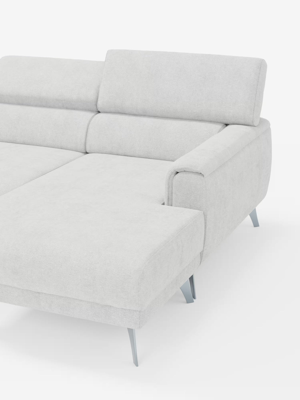 Un divano angolare Caravaggio in stile minimalista e contemporaneo con penisola e sedute scorrevoli in tessuto smacchiabile T31 di Divani.Store, rivestito in un moderno tessuto grigio chiaro. Questo divano componibile presenta una chaise longue sul lato sinistro, uno schienale alto regolabile con sedute scorrevoli e eleganti gambe angolari in metallo, il tutto su uno sfondo bianco a tinta unita.