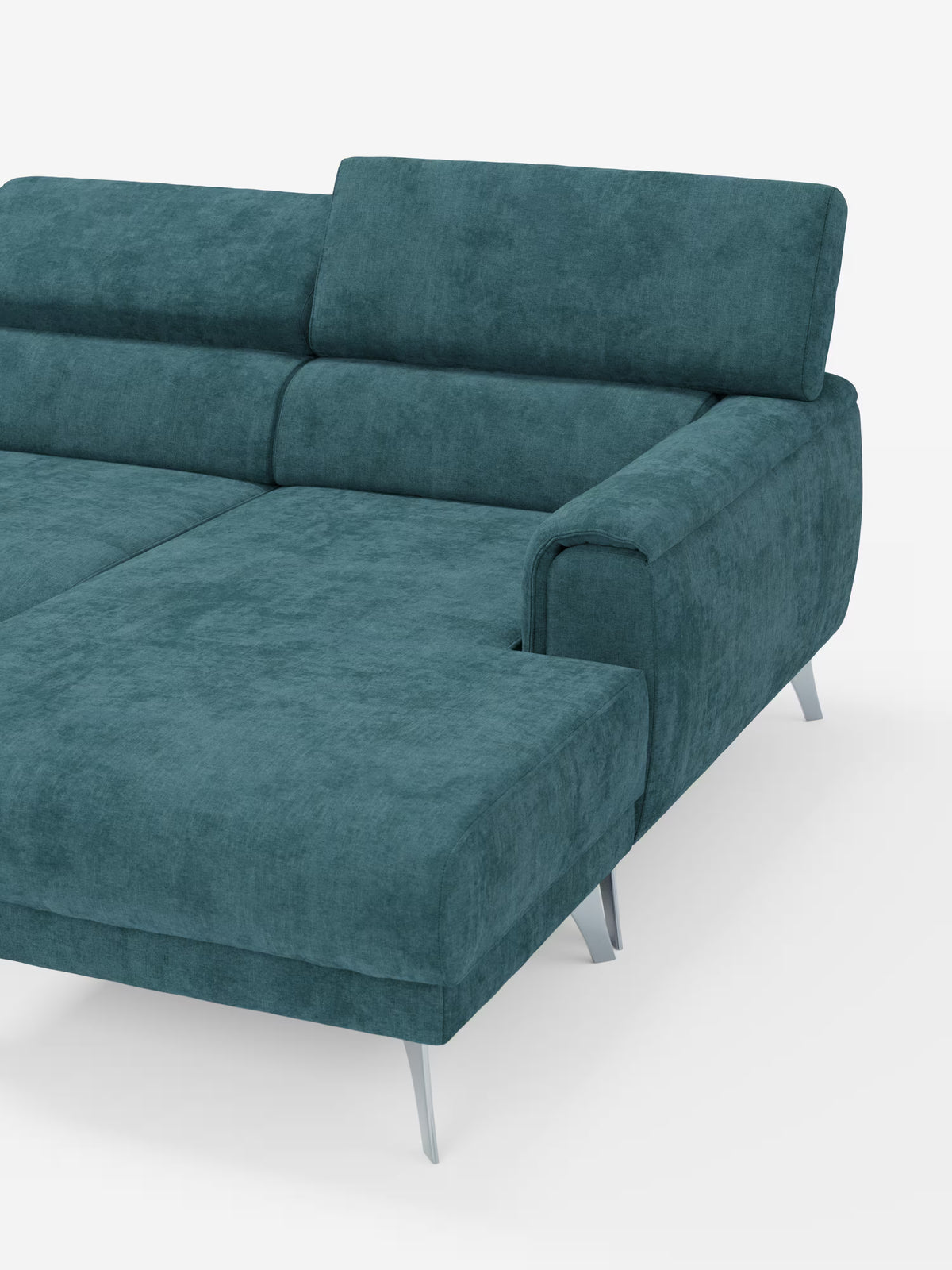 Vi presentiamo il divano angolare Caravaggio con penisola e sedute scorrevoli in tessuto smacchiabile T31 di Divani.Store: un moderno divano componibile color verde acqua con rivestimento in morbido tessuto antimacchia. Dotato di poggiatesta regolabili, eleganti gambe in metallo e una chaise longue sul lato sinistro (penisola), il suo design contemporaneo vanta linee morbide e pulite che risaltano magnificamente su uno sfondo bianco a tinta unita.