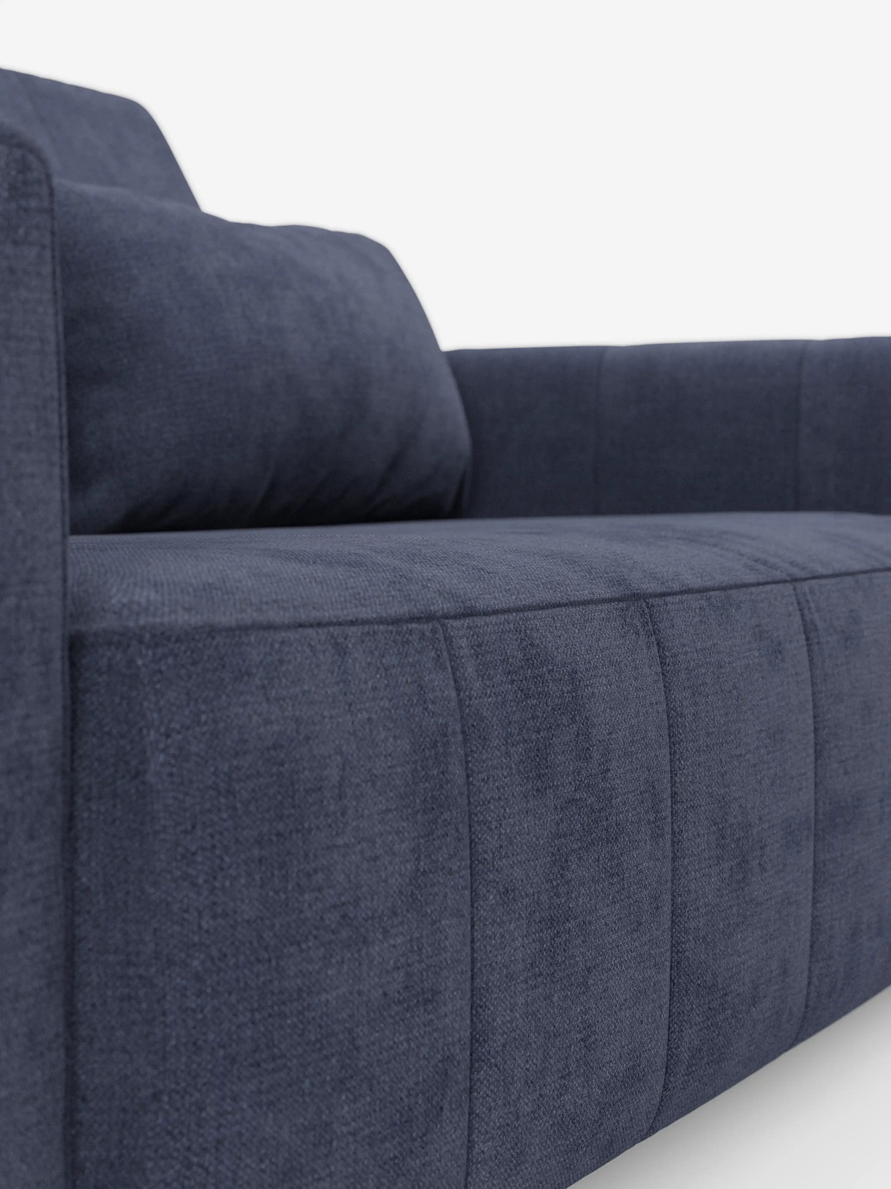 Primo piano del divano dorico a 3 posti di Divani.Store, rivestito in tessuto T23 blu navy smacchiabile con cuciture a vista e finitura testurizzata. Caratterizzato da linee dritte e squadrate, braccioli alti e un cuscino coordinato, questo divano moderno è dotato di sedute estensibili azionate da una funzione relax elettrica e di un poggiatesta reclinabile. Immagine su sfondo bianco.