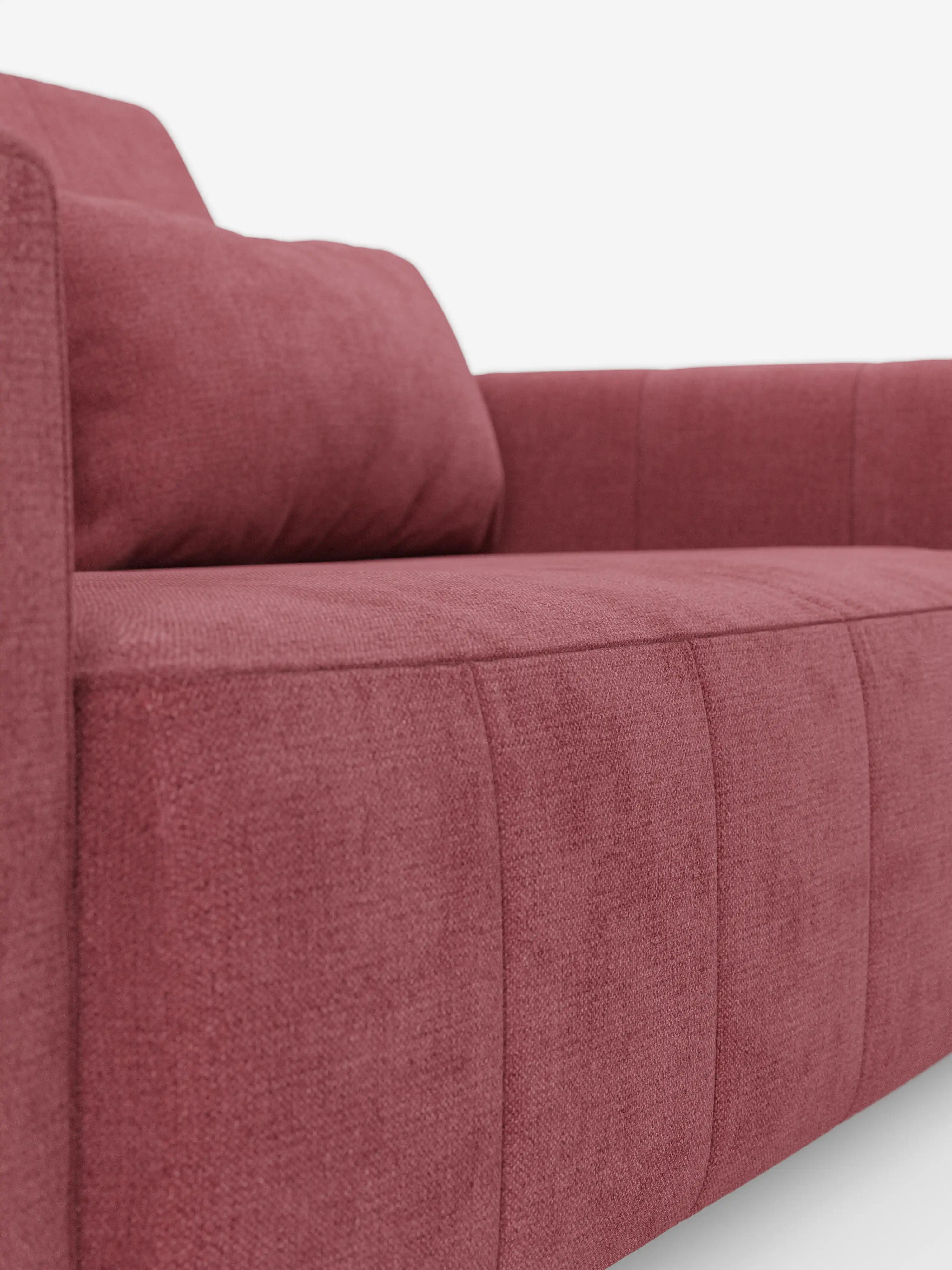 Primo piano del divano dorico a 3 posti con sedute allungabili tramite meccanismo relax elettrico – poggiatesta reclinabile di Divani.Store, rivestito in tessuto T23 testurizzato, color rosa antico, antimacchia. L'immagine mette in risalto i cuscini del bracciolo sinistro, della seduta e dello schienale, evidenziandone le linee pulite, l'imbottitura morbida, i dettagli delle cuciture a vista e lo sfondo bianco a tinta unita.
