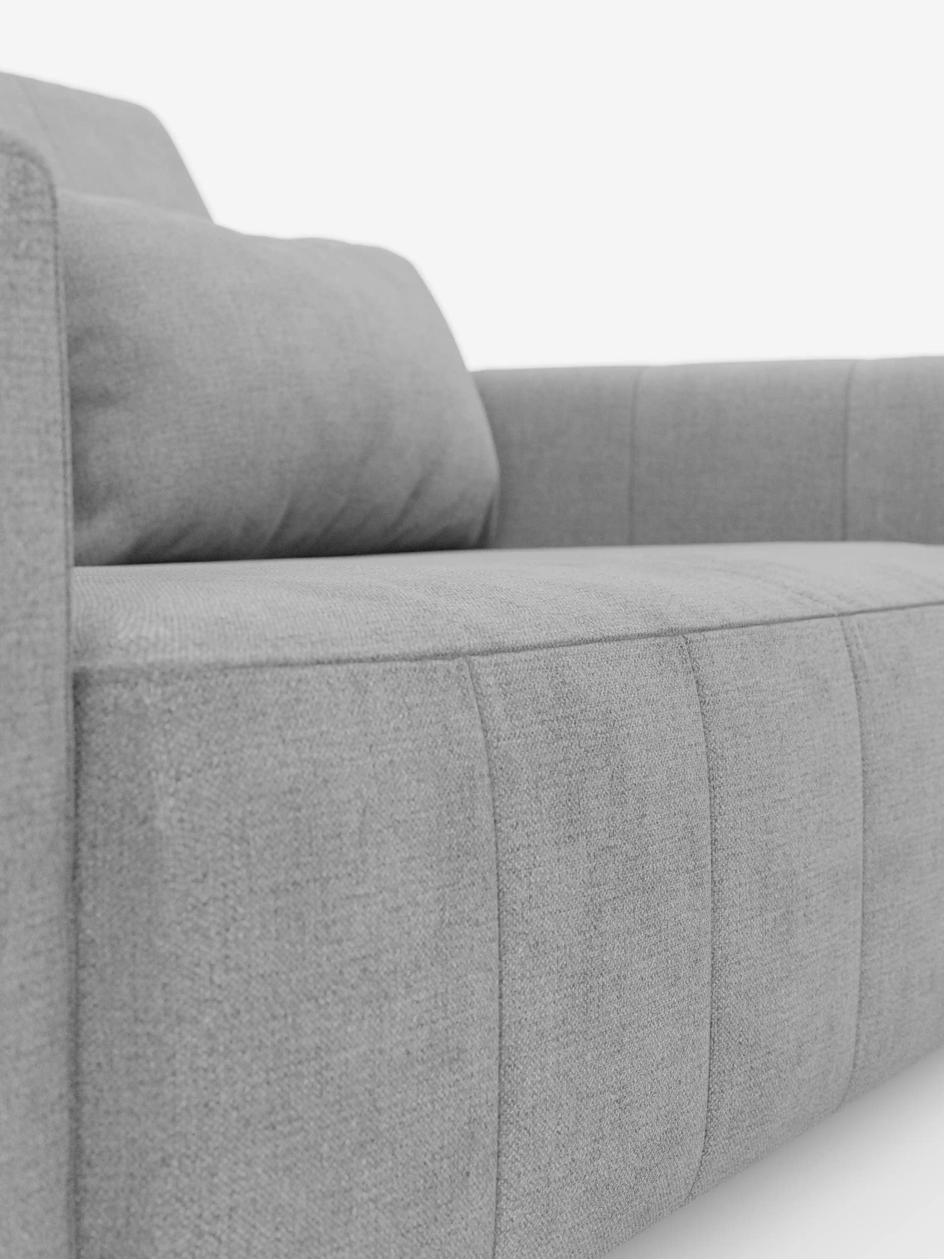 Primo piano del divano a 3 posti Doric di Divani.Store, rivestito in tessuto T23 grigio chiaro smacchiabile. L'immagine mette in risalto i cuscini dei braccioli, della seduta e dello schienale, evidenziando il rivestimento dalla trama liscia con cuciture a vista. Con il poggiatesta reclinabile e le sedute estensibili elettricamente, le linee pulite di questo divano risaltano su uno sfondo bianco a tinta unita, conferendogli un look minimalista.