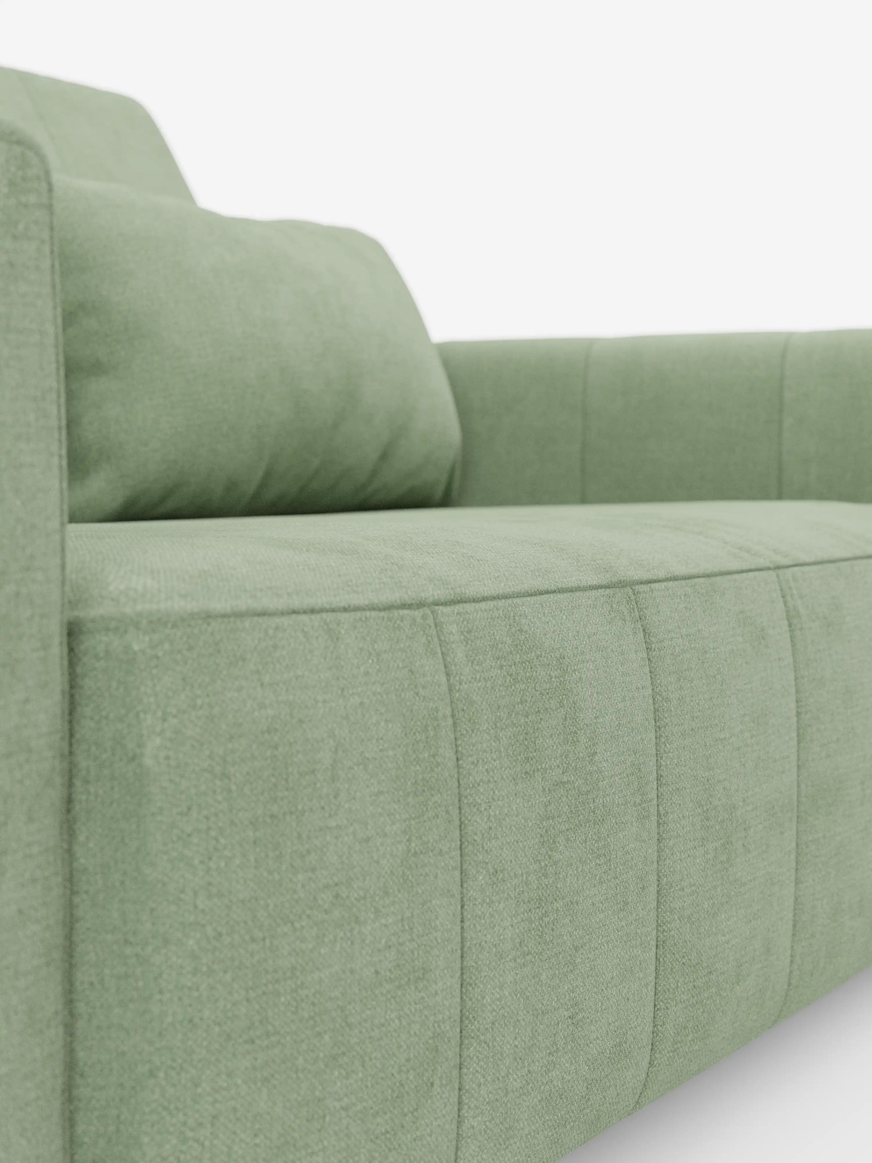 Primo piano del divano dorico a 3 posti con sedute allungabili tramite meccanismo relax elettrico di Divani.Store, rivestito in tessuto T23 verde chiaro, facile da pulire. Il divano presenta linee moderne e pulite, con braccioli e seduta imbottiti, completati da un poggiatesta reclinabile e da sottili dettagli di cuciture sul tessuto. Sullo sfondo bianco a tinta unita, il colore e la trama del divano risaltano magnificamente.