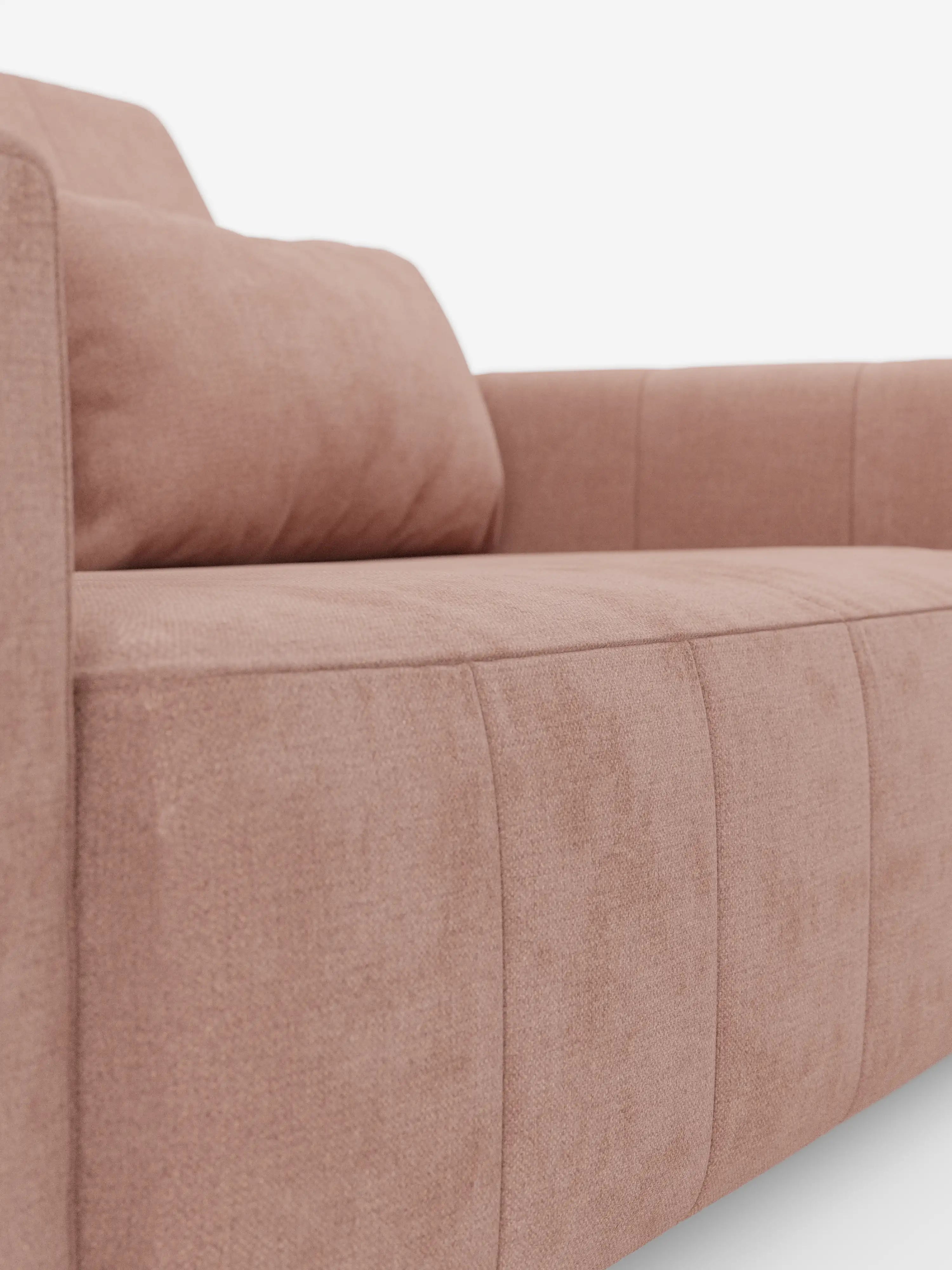 Primo piano del divano dorico a 3 posti di Divani.Store, rivestito in tessuto T23 morbido, dalla trama delicata e resistente alle macchie. Questo moderno divano color marrone chiaro presenta cuscini soffici e braccioli dalle linee pulite e dritte. Le cuciture dettagliate ne esaltano il design pulito e contemporaneo. Dotato di sedute estensibili elettricamente e di poggiatesta reclinabile per un comfort ancora maggiore. Ripreso su uno sfondo bianco a tinta unita.