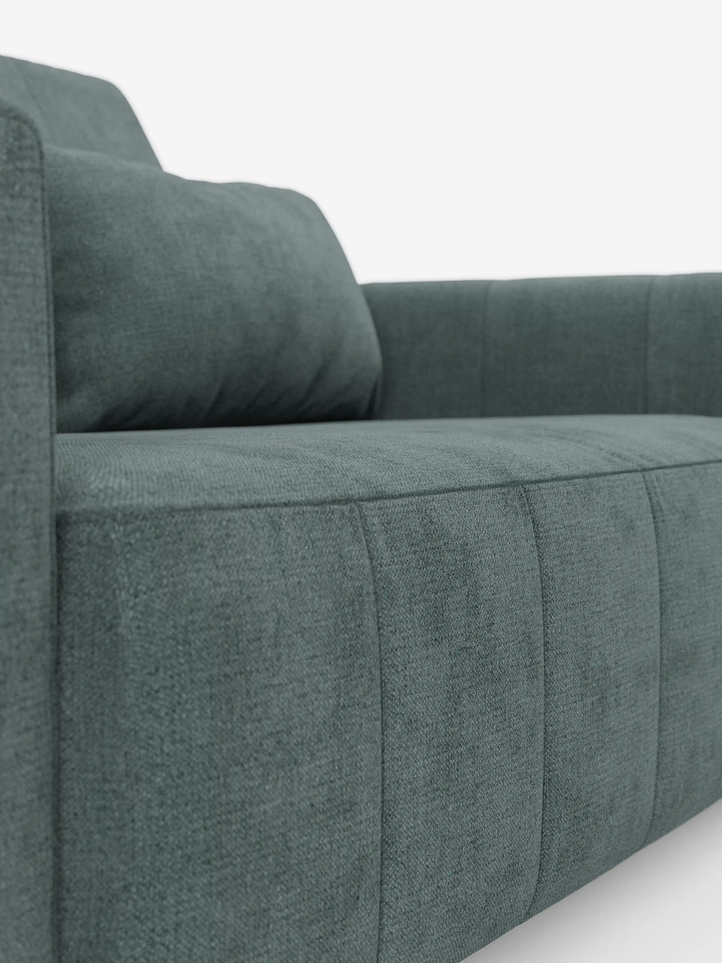 Primo piano del divano a 3 posti Doric di Divani.Store, caratterizzato da un moderno design in tessuto color verde acqua con cuscini visibili su braccioli, seduta e schienale. Il rivestimento è realizzato in tessuto T23 testurizzato e resistente alle macchie, con cuciture ben evidenti. Su uno sfondo bianco a tinta unita, l’immagine mette in risalto le linee pulite del divano, la struttura morbida, i poggiatesta reclinabili e le sedute estensibili azionate da meccanismi di relax elettrici.