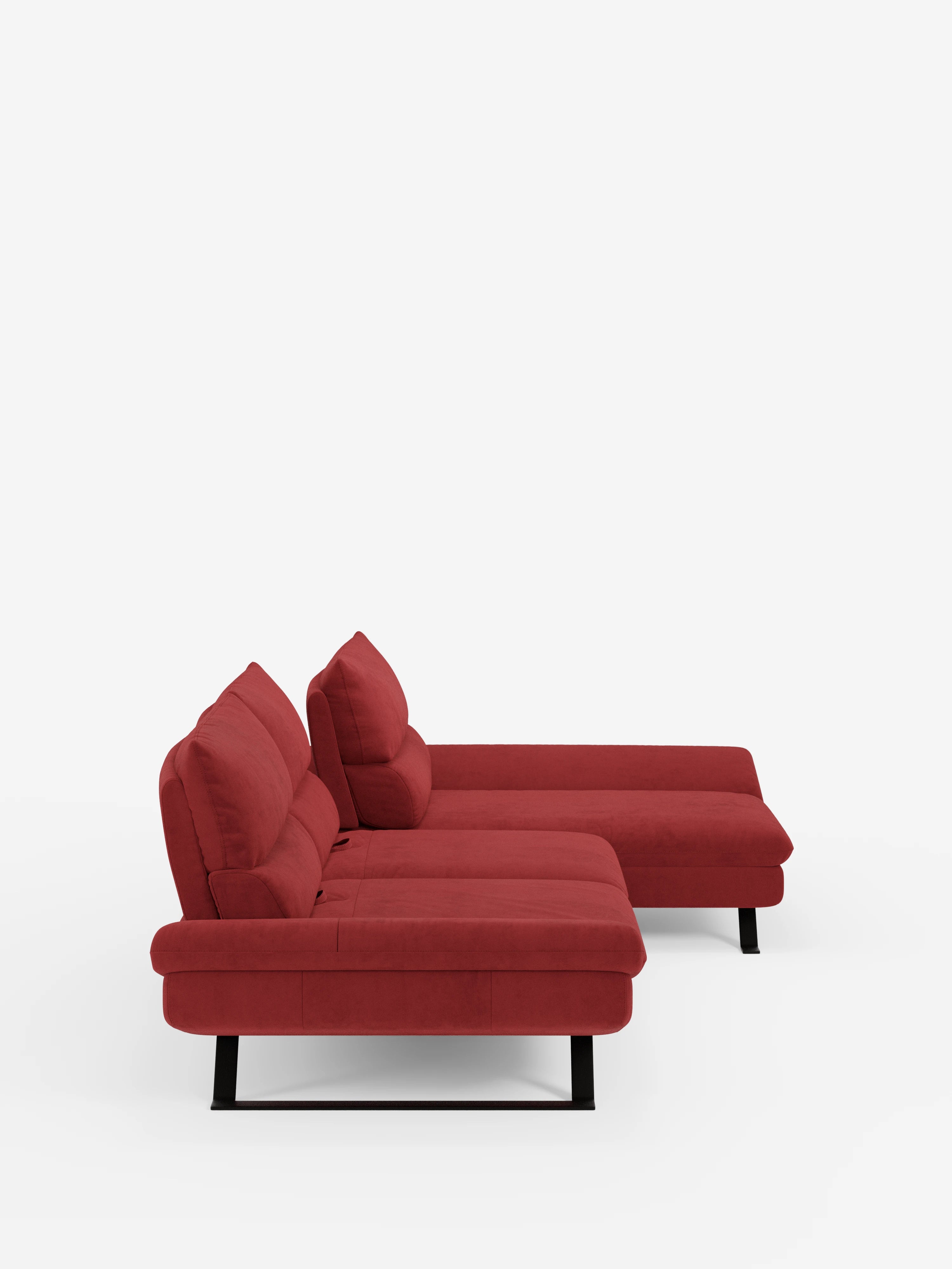 Il divano angolare Eclipse con penisola e schienali traslanti in microfibra tecnica smacchiabile T11 di Divani.Store è un moderno divano componibile rosso dotato di due grandi cuscini schienali e una chaise longue sul lato destro. Si caratterizza per le linee pulite, è rivestito in microfibra tecnica facile da pulire e poggia su gambe in metallo nero che risaltano su uno sfondo bianco a tinta unita.