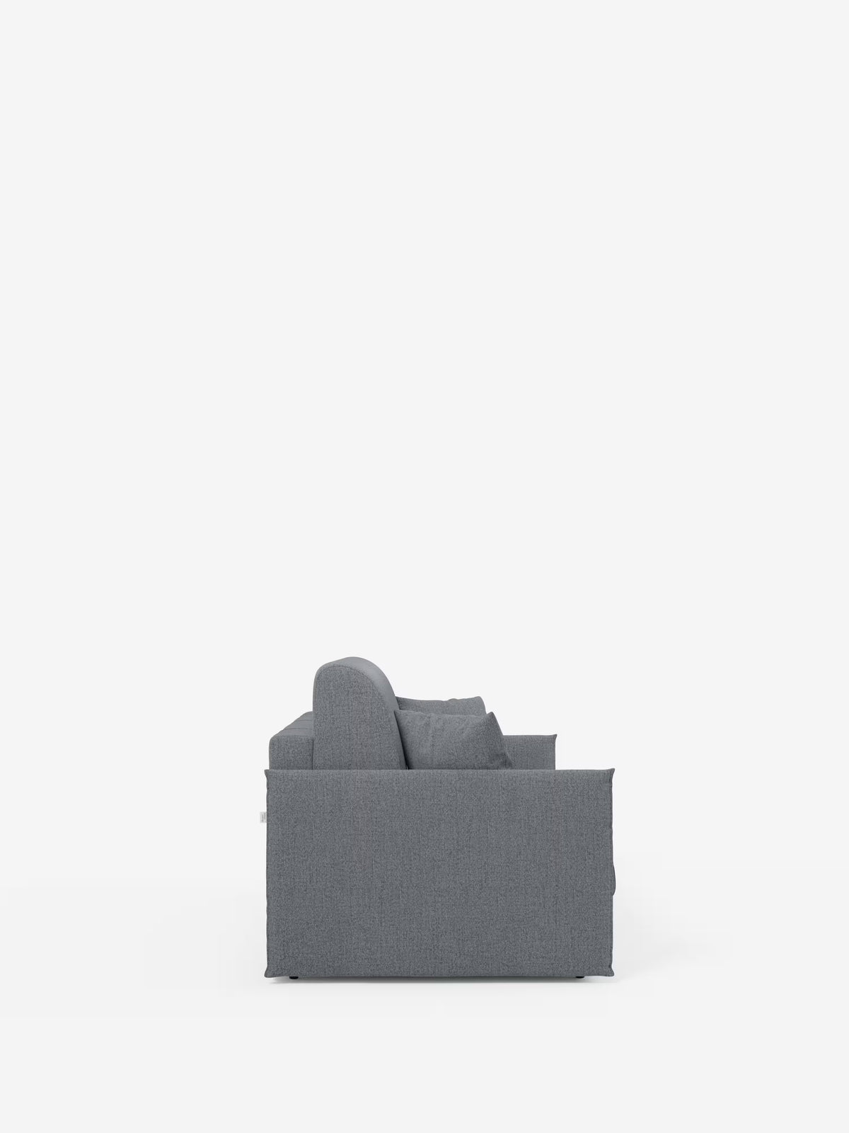 Vista laterale del divano letto matrimoniale sfoderabile Evans di Divani.Store, presentato in tessuto moderno grigio T23 resistente alle macchie, su uno sfondo bianco a tinta unita. Il divano compatto presenta una silhouette squadrata, braccioli bassi e cuscini morbidi che ne sottolineano il design minimalista e la funzionalità salvaspazio grazie al vano porta-cuscini integrato. Non sono visibili altri oggetti o decorazioni.