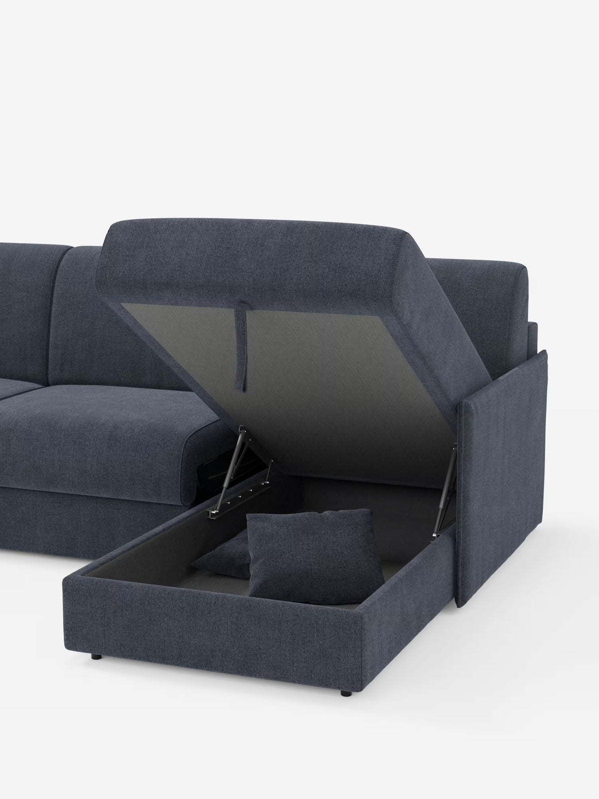 Un divano letto angolare con penisola contenitore Evans di Divani.Store è presentato in blu scuro con una chaise longue aperta, che rivela uno spazioso vano contenitore nascosto al suo interno. All’interno del vano sono riposti due cuscini decorativi blu abbinati. Il divano in tessuto, compatto e facile da pulire, è posizionato su uno sfondo bianco a tinta unita.