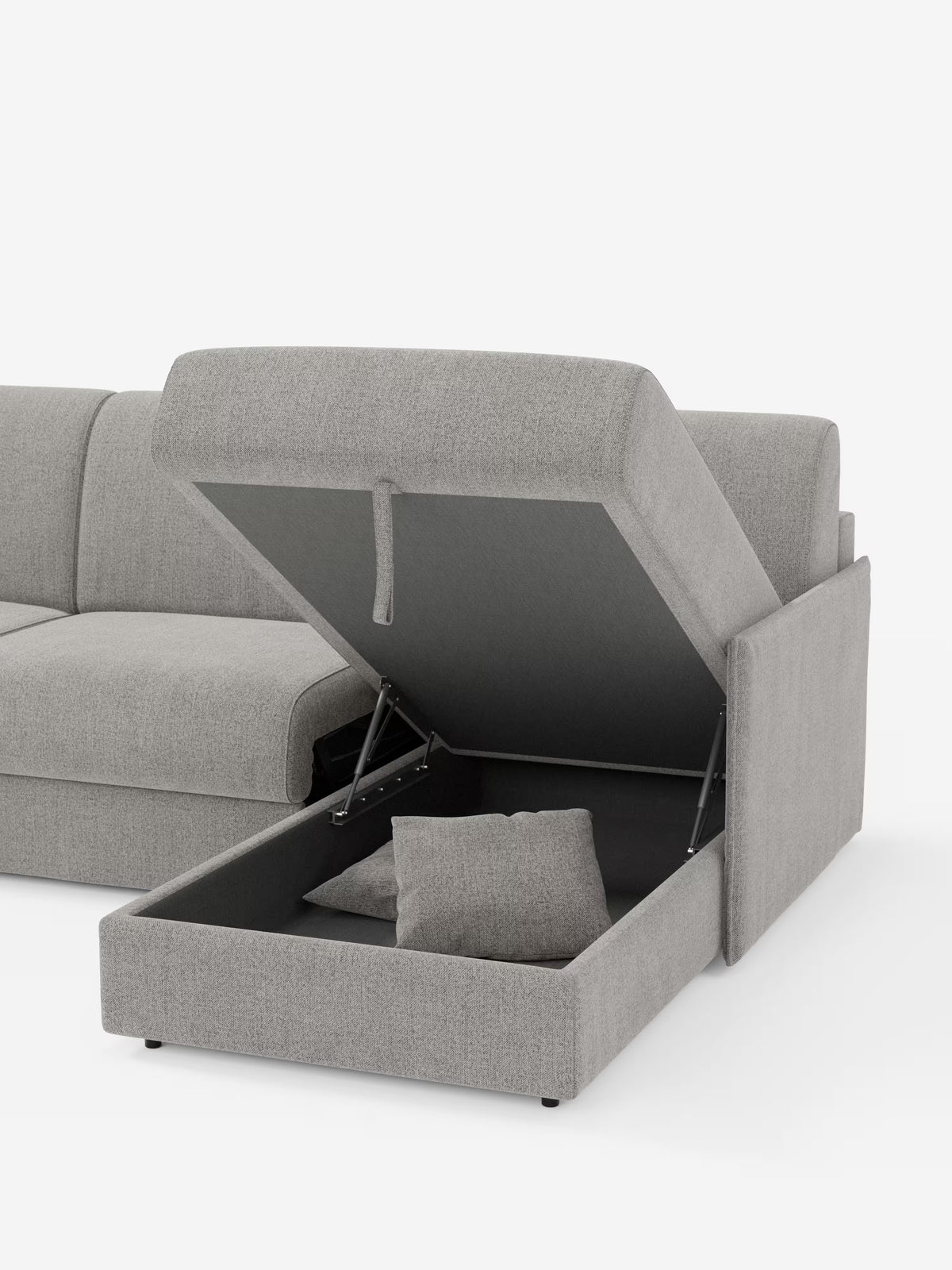 Il divano letto angolare con penisola contenitore Evans di Divani.Store è realizzato in un moderno tessuto grigio chiaro, che coniuga stile e praticità. La sua chaise longue si solleva per rivelare un ampio vano contenitore (penisola contenitore) che ospita due cuscini coordinati. Lo sfondo bianco e pulito mette in risalto sia il design compatto e funzionale del divano, sia la sua estetica contemporanea, esaltata dal rivestimento T23 facile da pulire.