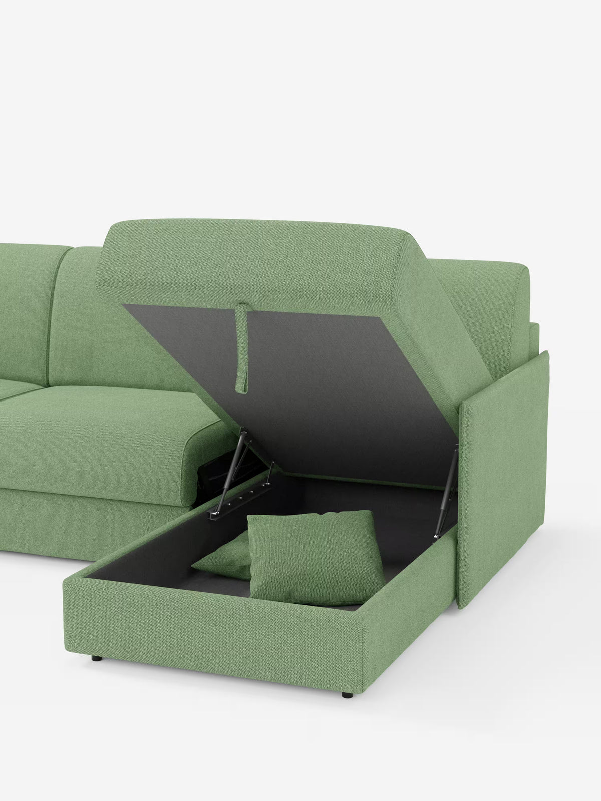 Un divano letto angolare Evans con penisola contenitore di Divani.Store è presentato in tessuto verde smacchiabile T23. Il divano, dalle dimensioni compatte, è dotato di una chaise longue con seduta ribaltabile che rivela un ampio vano contenitore (penisola contenitore), all’interno del quale sono riposti due cuscini. Il divano matrimoniale poggia su piccole gambe scure su uno sfondo bianco a tinta unita.
