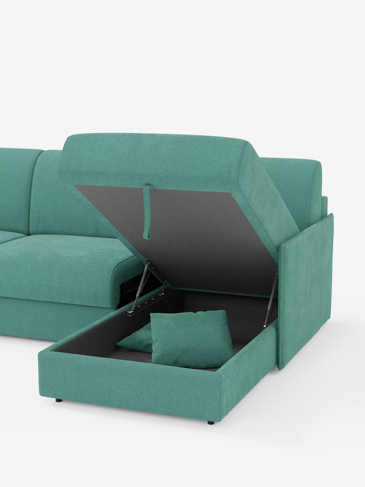 Un divano letto angolare color verde acqua della linea Evans Divano letto con penisola contenitore di Divani.Store, dotato di una chaise longue con seduta ribaltabile che rivela un vano contenitore nascosto in cui è riposto un cuscino coordinato dello stesso colore. Questo divano compatto e moderno è rivestito in tessuto T23 antimacchia e poggia su gambe corte e scure su uno sfondo bianco a tinta unita.