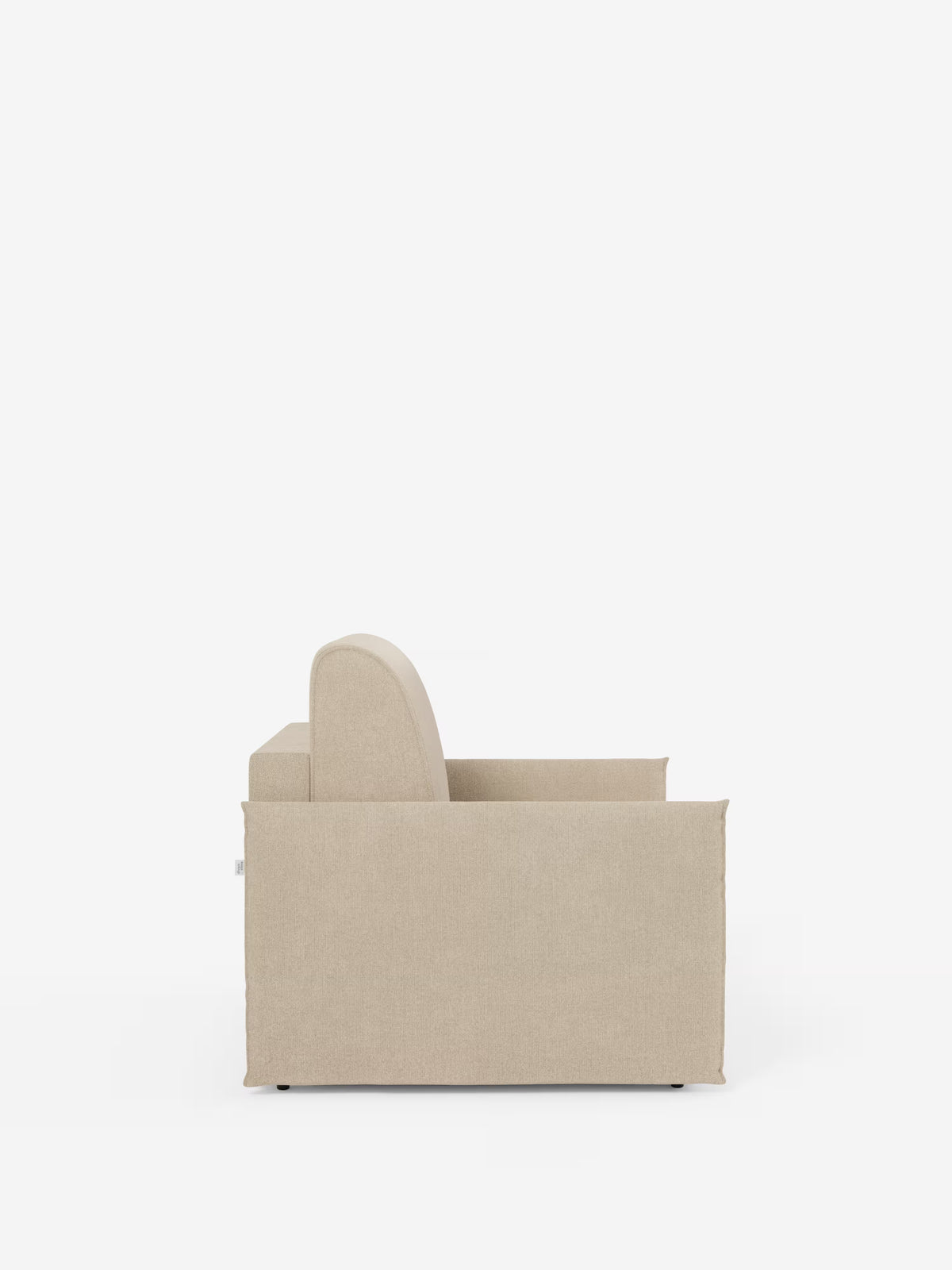 Vista laterale della poltrona letto compatta Evans con materasso di Divani.Store, caratterizzata da un moderno rivestimento beige in tessuto T23 sfoderabile e antimacchia. Il suo design squadrato comprende braccioli piatti e uno schienale dritto, sostenuto da gambe piccole e quasi invisibili, il tutto su uno sfondo bianco a tinta unita. Questa poltrona letto salvaspazio coniuga semplicità e minimalismo con un'estetica funzionale, ideale per gli spazi abitativi compatti.