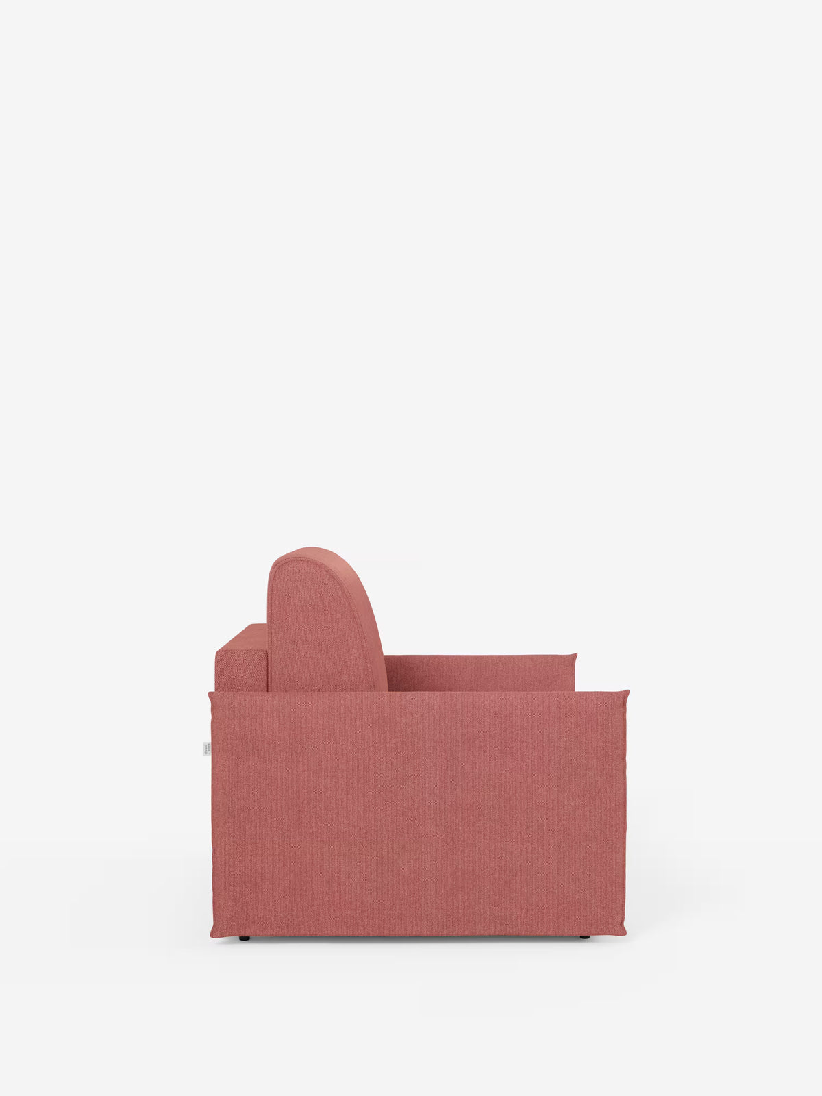 Una poltrona dal design contemporaneo: la poltrona letto compatta con materasso Evans di Divani.Store, rivestita in rosa tenue, è qui raffigurata di profilo per enfatizzarne la silhouette squadrata, i braccioli larghi e il design elegante e minimalista su uno sfondo bianco a tinta unita: questa versatile e compatta poltrona letto singola è dotata di un rivestimento sfoderabile in tessuto T23 antimacchia, che la rende una soluzione salvaspazio ideale per chi apprezza sia l’eleganza che la praticità.