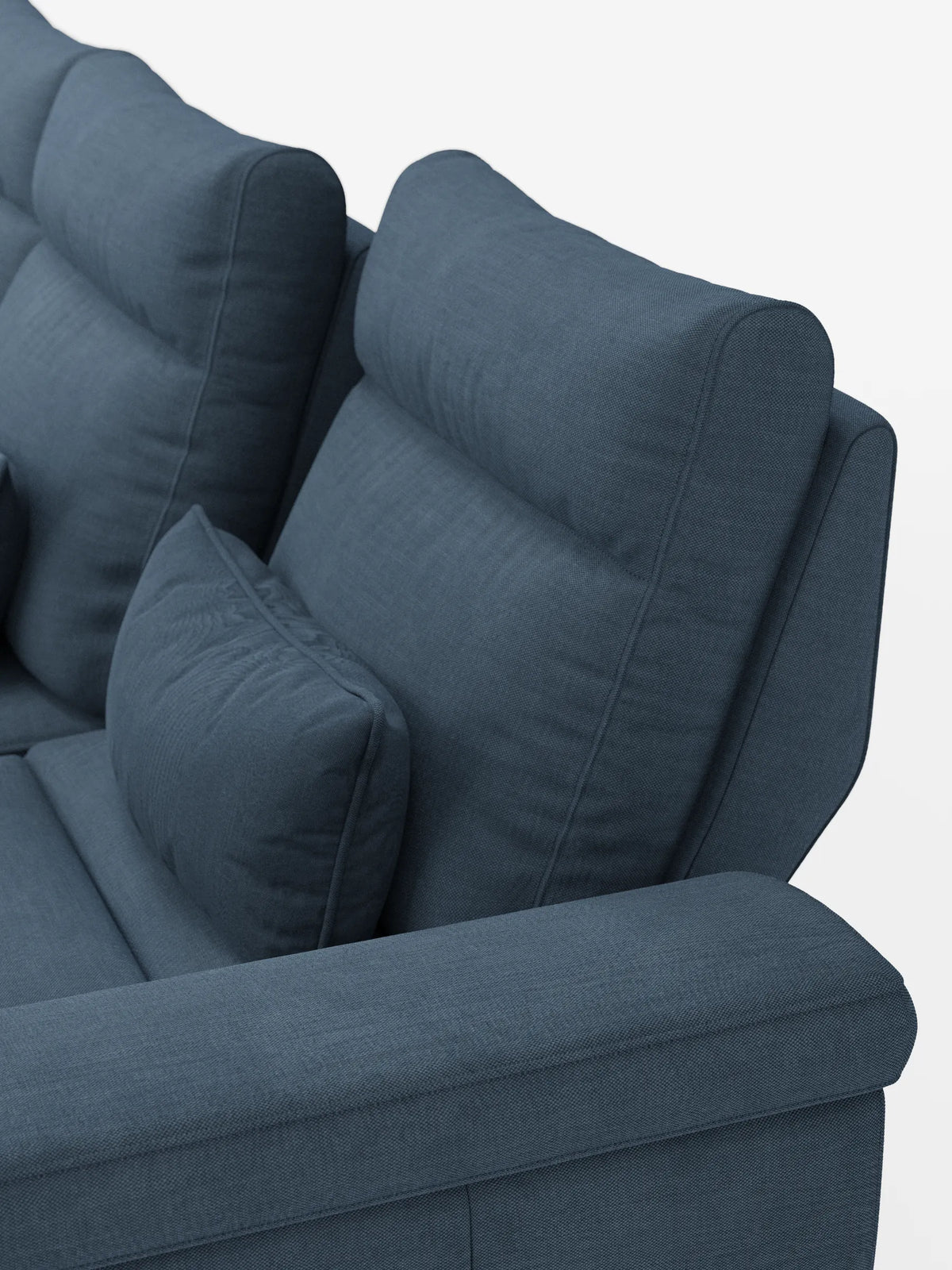 Un divano letto angolare Ischia con schienali regolabili, elemento estraibile e penisola contenitore in tessuto antimacchia misto lino, caratterizzato da una trama simile al lino in blu ardesia, schienali regolabili e un cuscino decorativo su sfondo bianco.