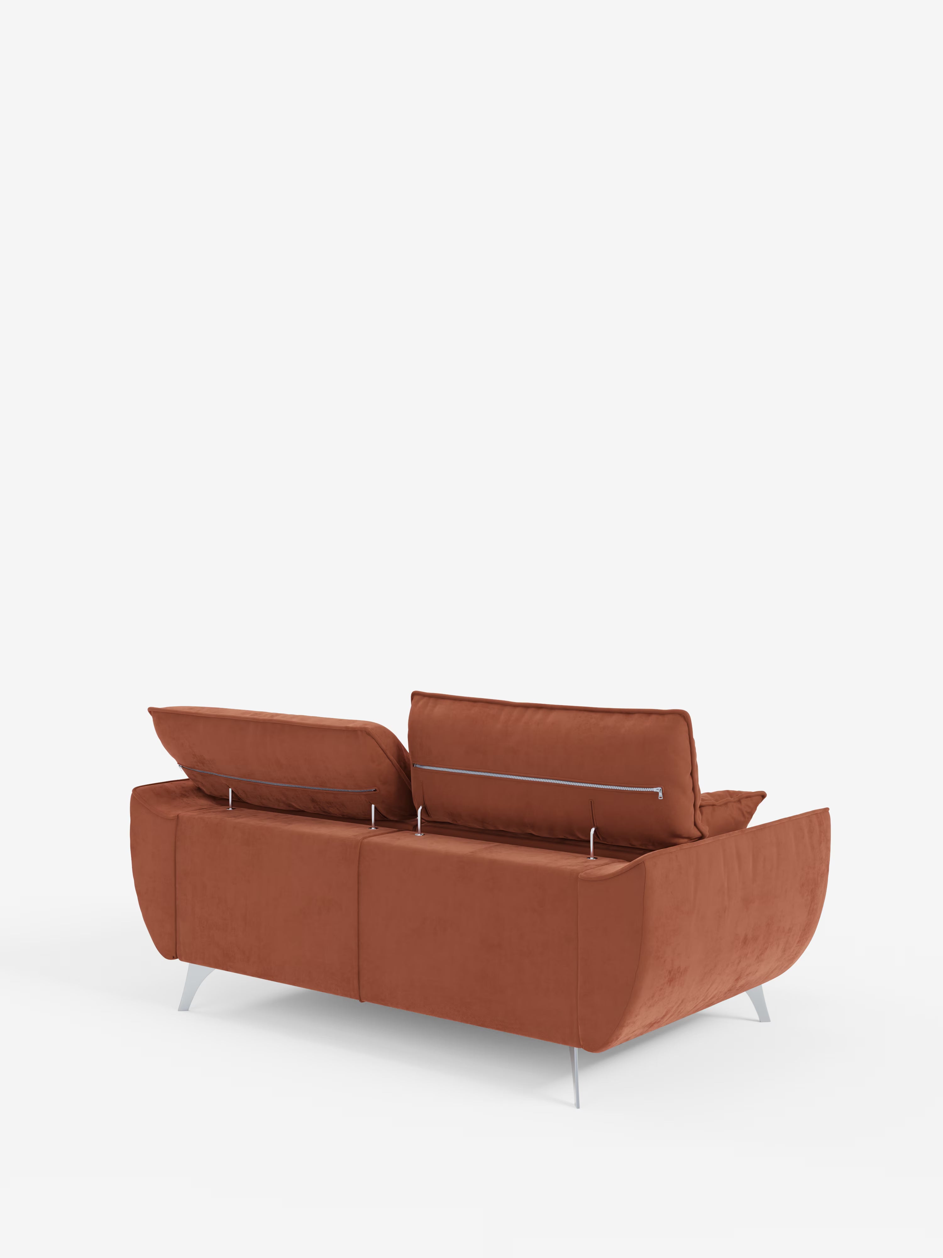 Un divano contemporaneo Michelangelo a 2 e 3 posti di Divani.Store, rivestito in tessuto T30 color arancio-ruggine e resistente alle macchie, è dotato di sedute estensibili, due schienali regolabili ed eleganti gambe in metallo argentato; è esposto su uno sfondo bianco con una vista posteriore e laterale leggermente inclinata.