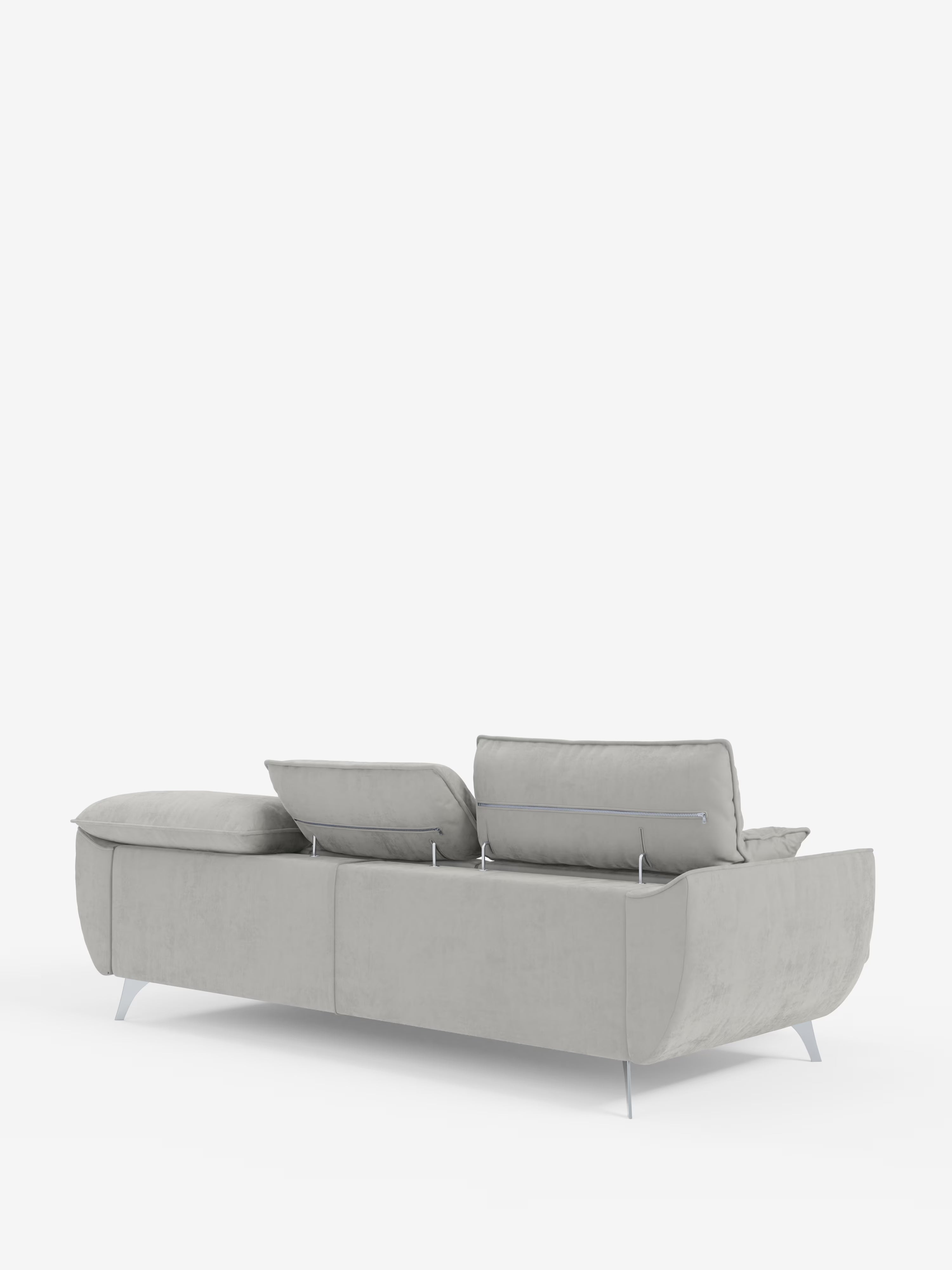 Il divano angolare con penisola e sedute estensibili Michelangelo di Divani.Store, rivestito con il raffinato tessuto T30 effetto velluto antimacchia, è raffigurato nella vista posteriore. Questo moderno divano grigio chiaro presenta gambe in metallo, tre poggiatesta reclinabili e linee curve pulite che ne esaltano la semplicità contemporanea, il tutto su uno sfondo bianco a tinta unita.