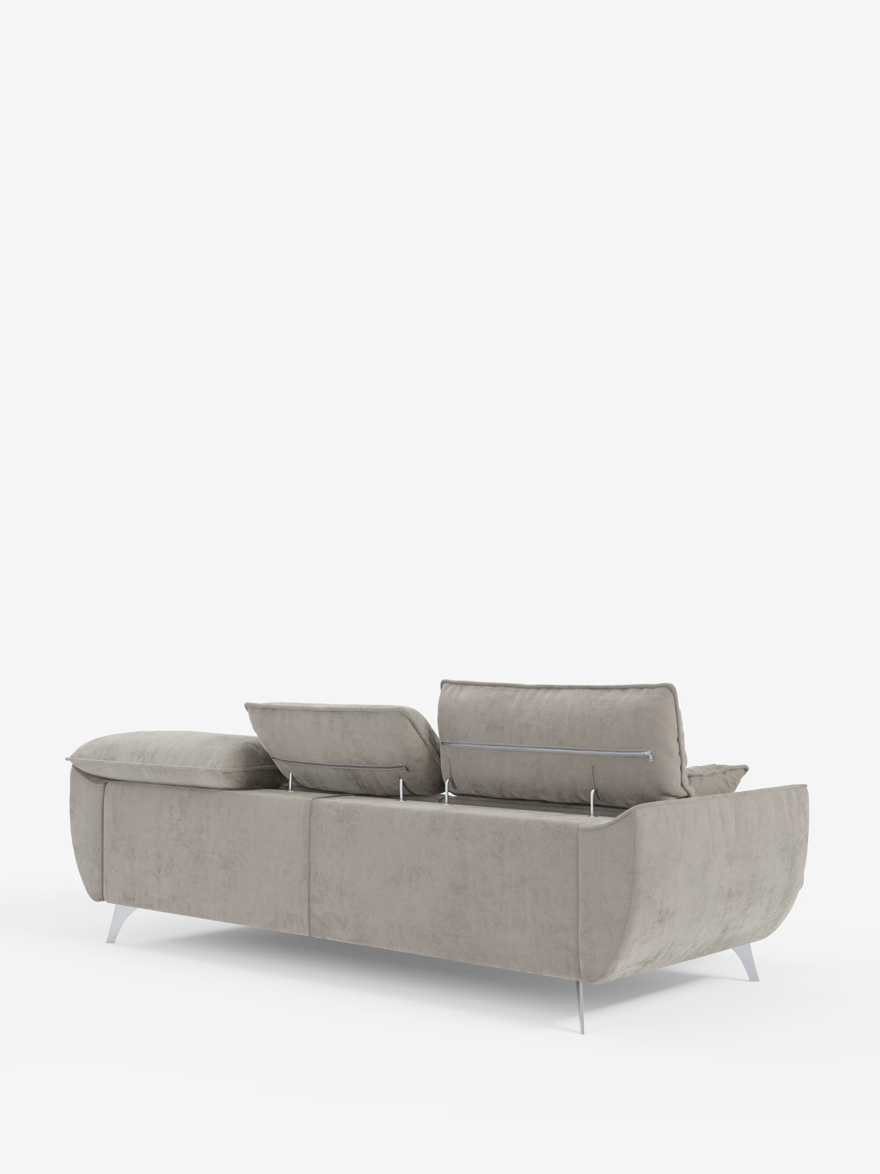 Il divano angolare Michelangelo con penisola e sedute estensibili di Divani.Store è raffigurato di retro, mettendo in risalto il suo moderno rivestimento grigio chiaro in raffinato tessuto smacchiabile effetto vellutino T30. Due dei poggiatesta reclinabili sono parzialmente sollevati e il tessuto morbido, dalla trama delicata, ne esalta il fascino contemporaneo. Le eleganti gambe in metallo e il design minimalista risaltano sullo sfondo bianco a tinta unita.