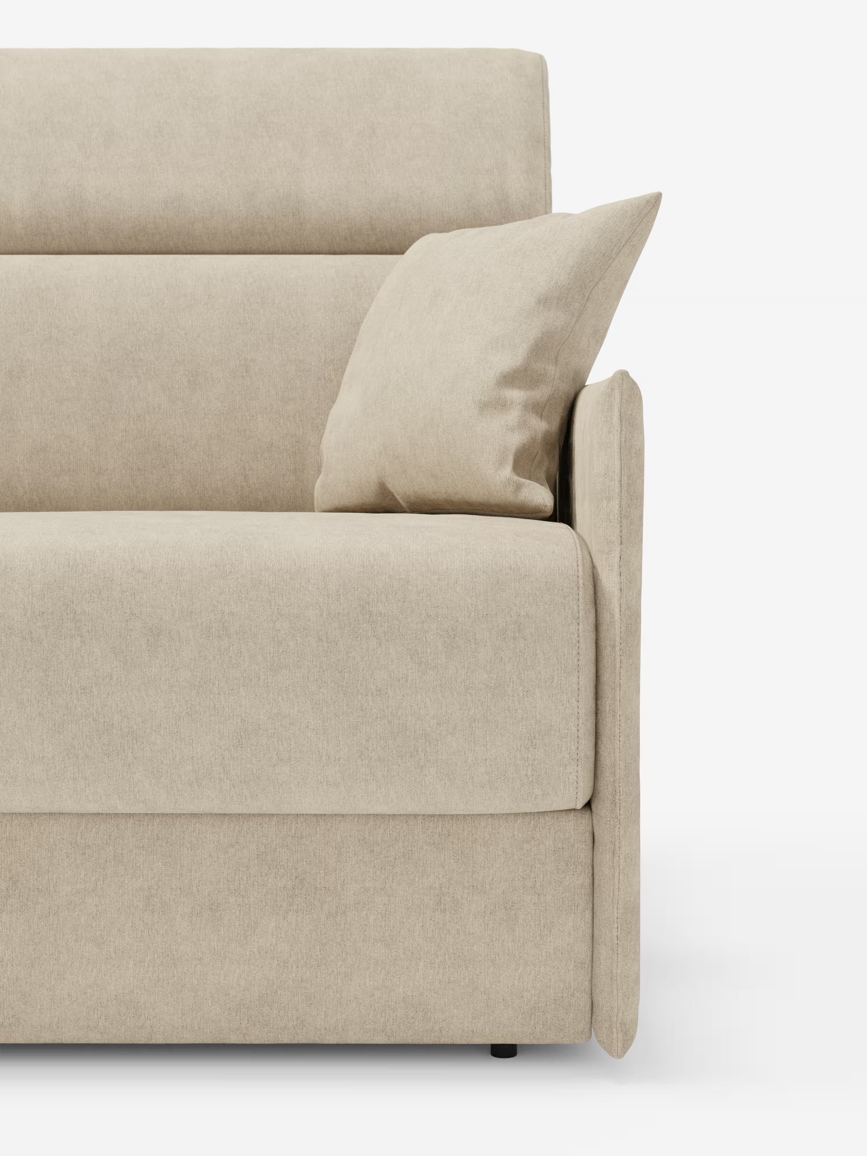 Un primo piano del lato destro del divano letto Miryam con poggiatesta reclinabili e comfort maxi di Divani.Store, un moderno divano beige caratterizzato da linee pulite e un design compatto, rivestito in morbido tessuto T31 resistente alle macchie. L'immagine mette in risalto il bracciolo, la seduta, lo schienale e parte di un cuscino coordinato su uno sfondo bianco a tinta unita.
