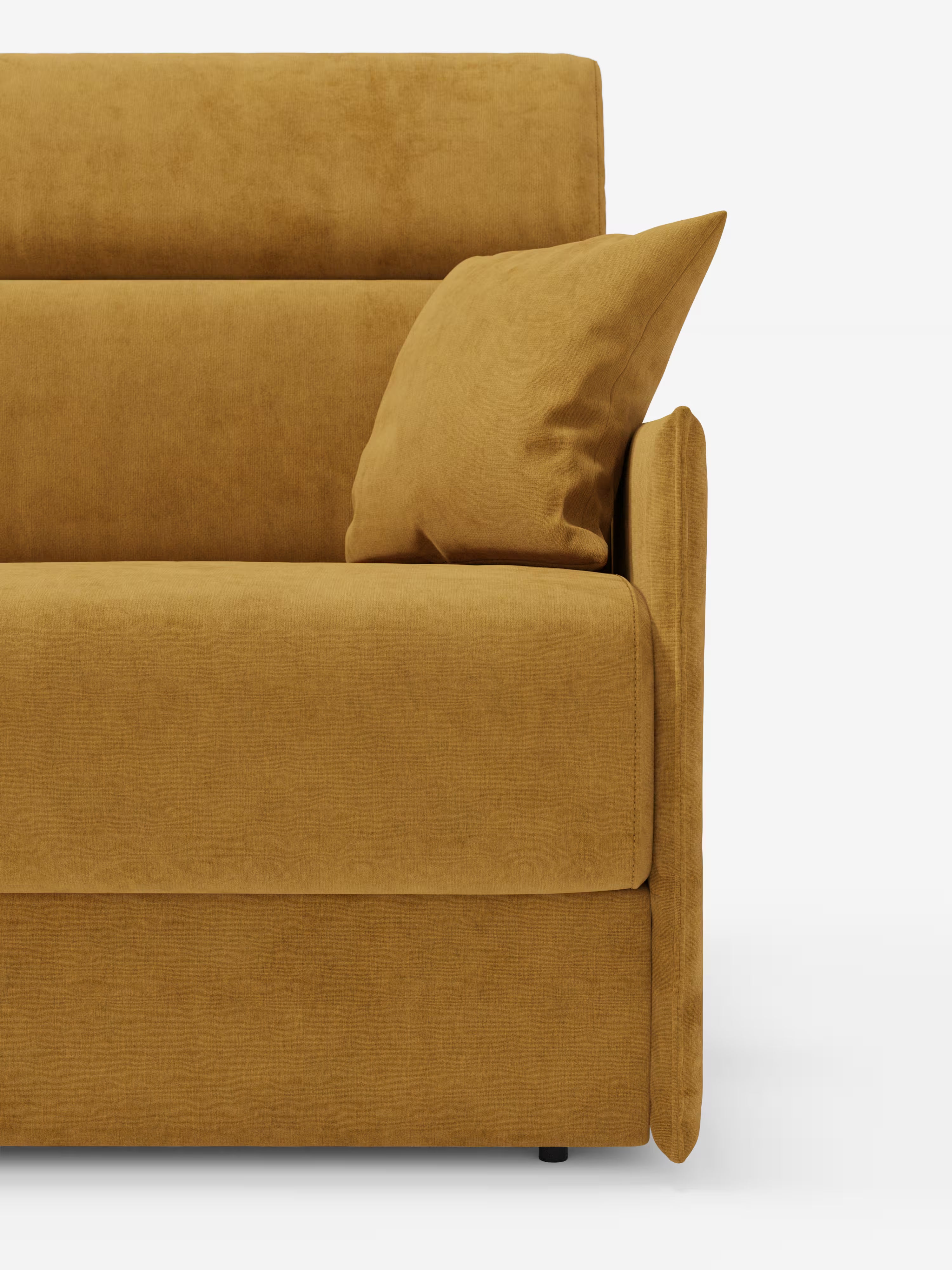 Primo piano del divano letto Miryam di Divani.Store in giallo senape, caratterizzato da un design compatto dalle linee pulite e contemporanee. L'immagine mette in risalto il bracciolo, una parte dello schienale con poggiatesta reclinabili e un cuscino quadrato abbinato, realizzato in morbido tessuto T31 vellutato e resistente alle macchie, il tutto su uno sfondo bianco.