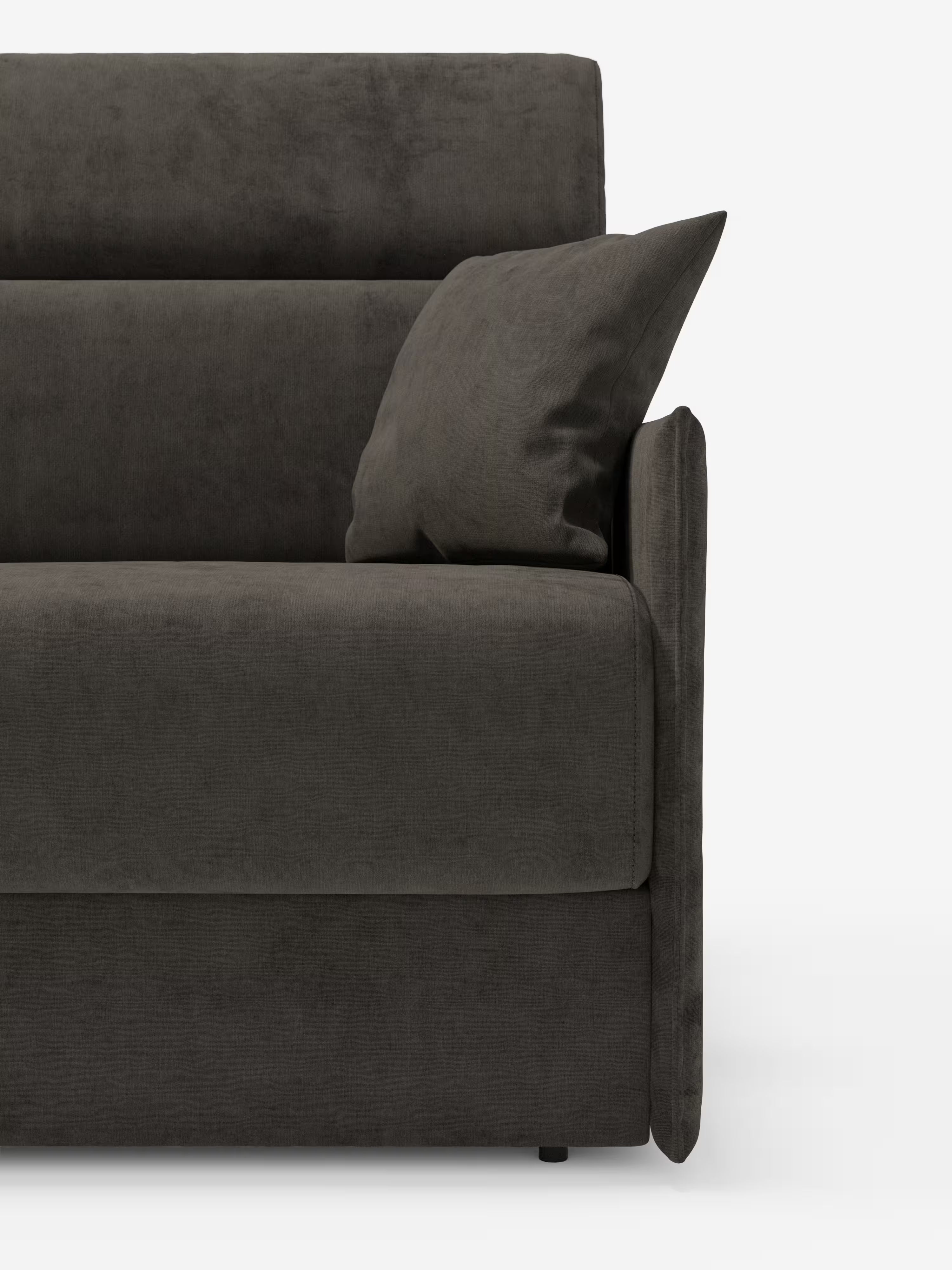 Un primo piano del lato sinistro del divano letto Miryam con poggiatesta reclinabili e comfort maxi di Divani.Store, qui presentato in tessuto T31 grigio scuro smacchiabile. L’immagine mette in risalto il bracciolo, la seduta, lo schienale e un cuscino coordinato su uno sfondo bianco a tinta unita. È visibile solo metà di questo divano letto compatto, il che ne sottolinea le linee pulite e lo stile minimal contemporaneo.