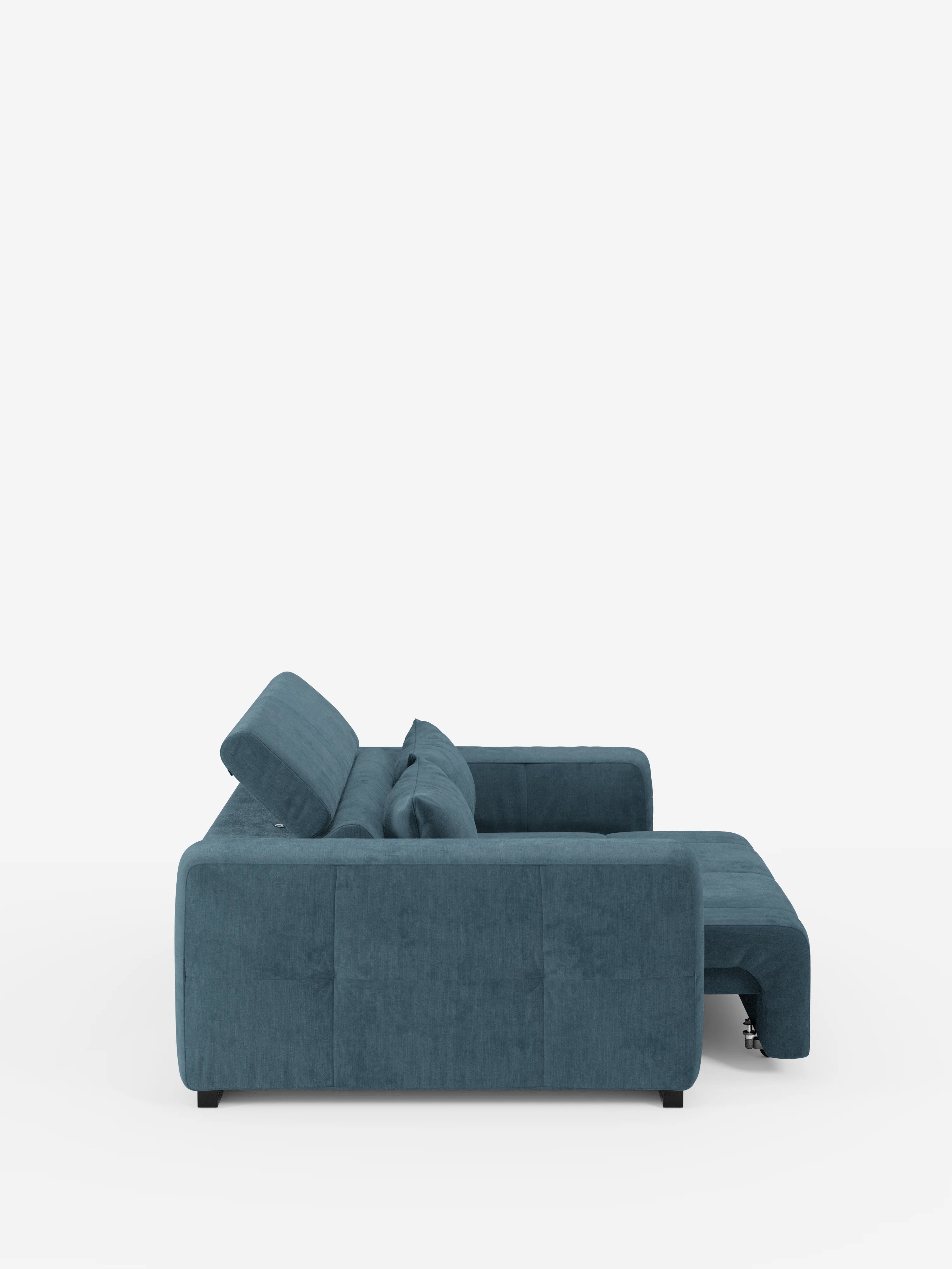 Una vista laterale del divano Monarch con relax elettrico di Divani.Store è raffigurata su uno sfondo bianco a tinta unita. Questo divano componibile, rivestito in morbido tessuto T31 resistente alle macchie, è caratterizzato da soffici cuscini, gambe corte nere e una chaise longue. La sua silhouette moderna e squadrata include un sistema di reclinazione elettrica estensibile della seduta e un poggiatesta reclinabile: un elegante esempio di design italiano contemporaneo.