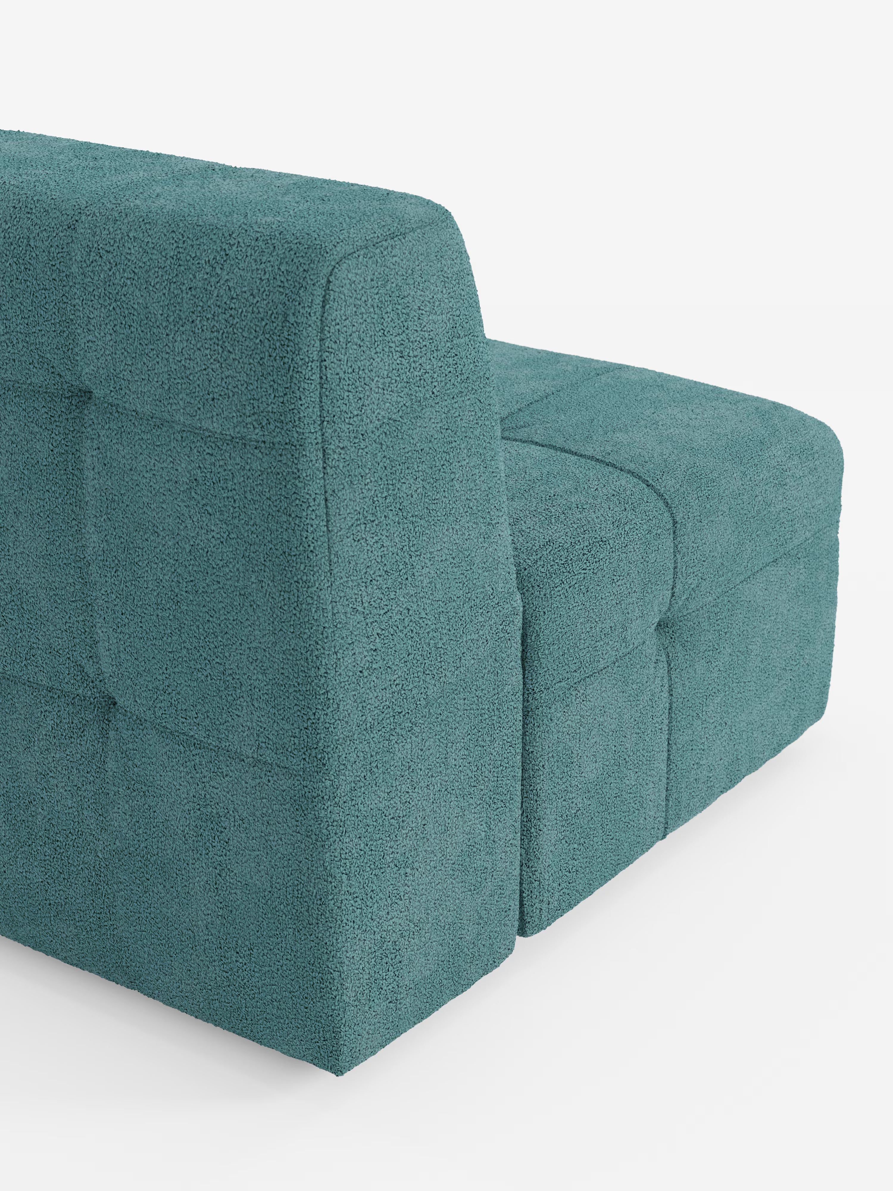Un primo piano della poltrona Mosaic modulo da 77 cm di Divani.Store, rivestita in tessuto bouclé antimacchia T21. Caratterizzata da un moderno design capitonné con tessuto dalla morbida trama e trapuntatura a quadrati, la poltrona presenta linee pulite e cuscini morbidi e squadrati ispirati allo stile classico delle poltrone. Su uno sfondo bianco a tinta unita, la forma e il colore unici del pezzo risaltano magnificamente.