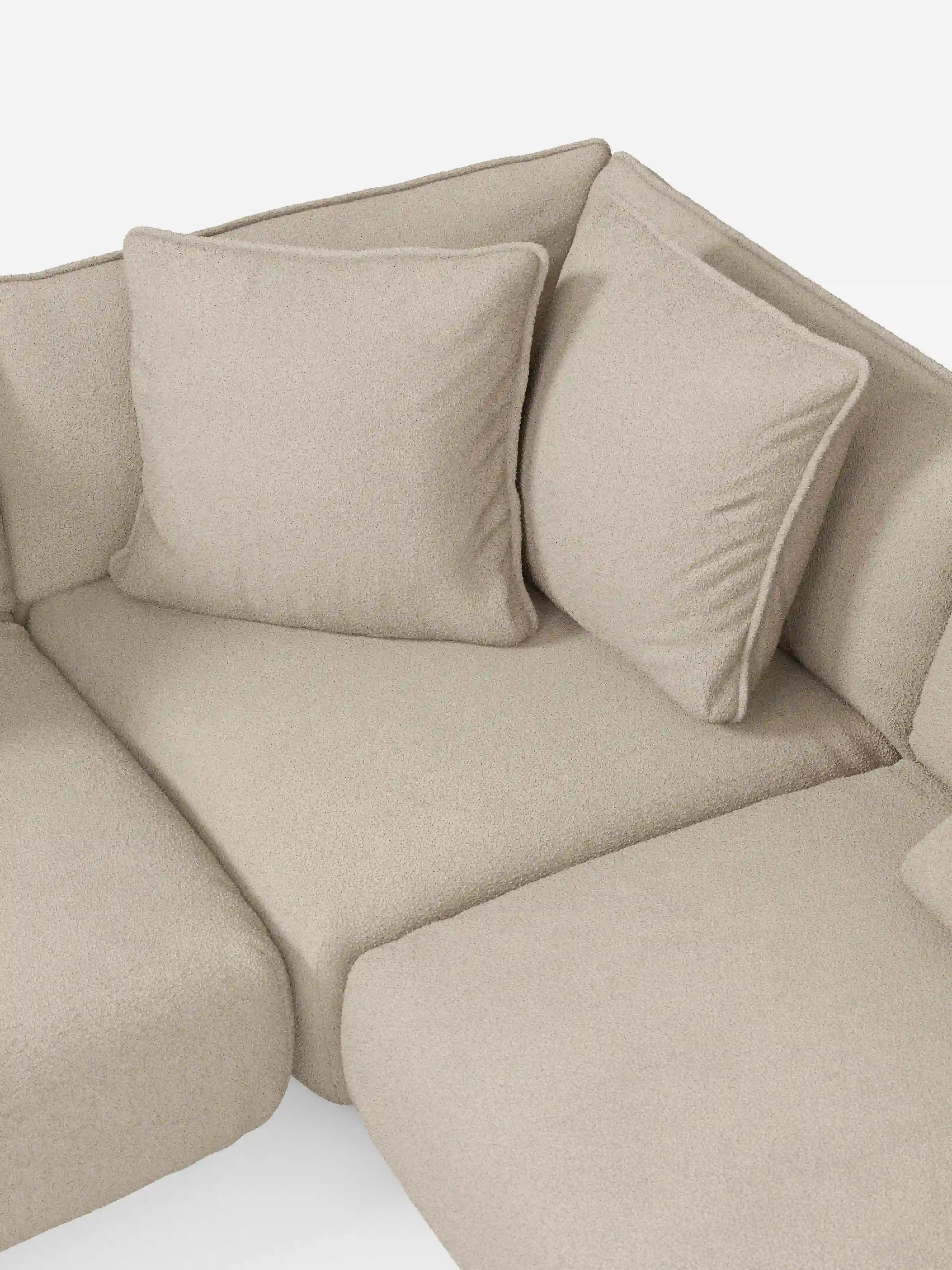 Un primo piano del divano angolare panoramico componibile Nimbus con penisola e angolo in tessuto smacchiabile T33 di Divani.Store ne mette in risalto il tessuto beige a trama rigata. Due grandi cuscini quadrati poggiano contro lo schienale angolare, accentuando il design spazioso ed elegante del divano. L’immagine mette in risalto l’aspetto morbido e soffice sia dei cuscini che della seduta, su uno sfondo bianco a tinta unita.