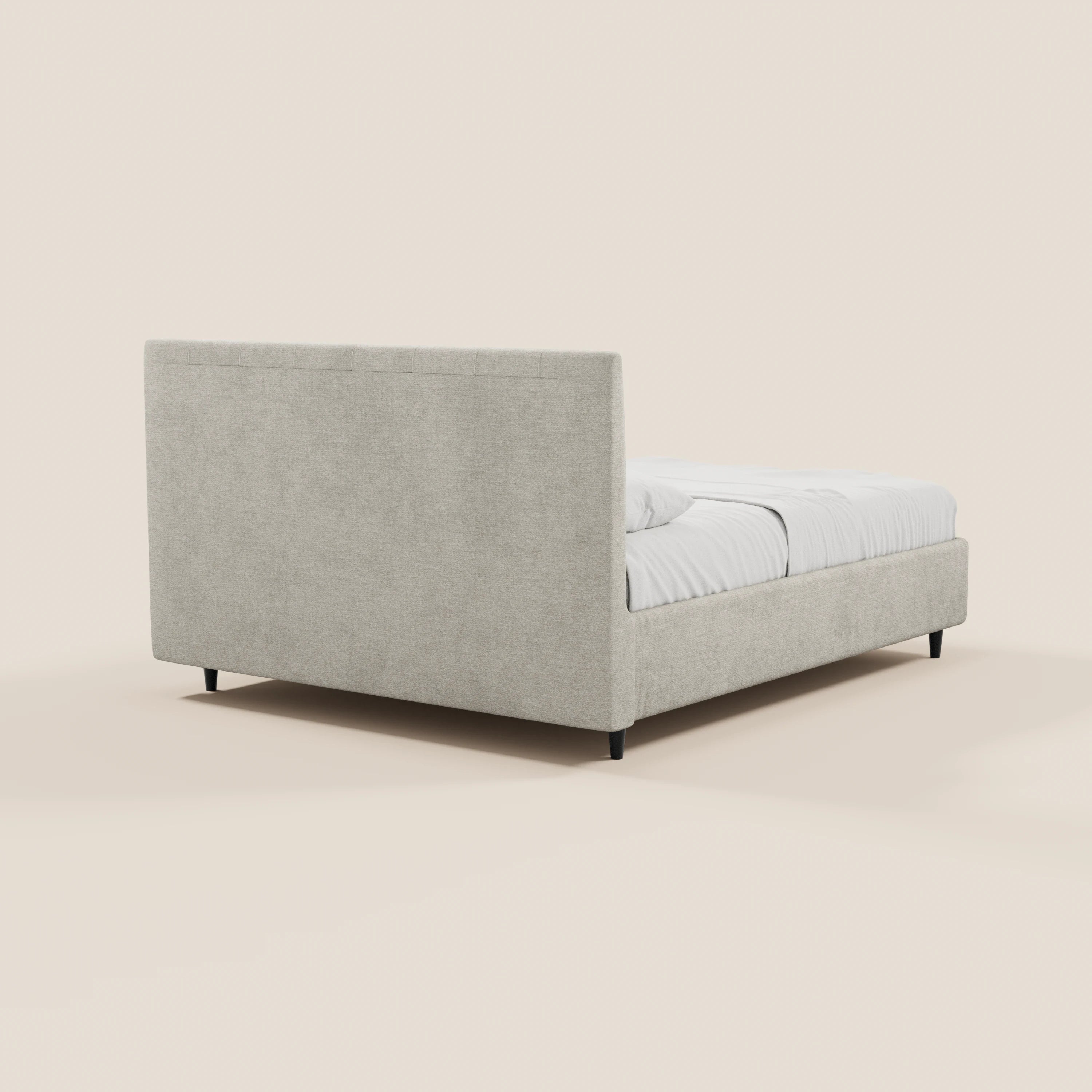 Il letto imbottito ONYX di Letti.store è realizzato con tessuto certificato Oeko-Tex®, presenta una testiera verticale, un rivestimento beige chiaro, gambe basse nere e linee minimaliste. Nella foto è raffigurato ben rifatto, con biancheria da letto e cuscini bianchi su uno sfondo a tinta unita.