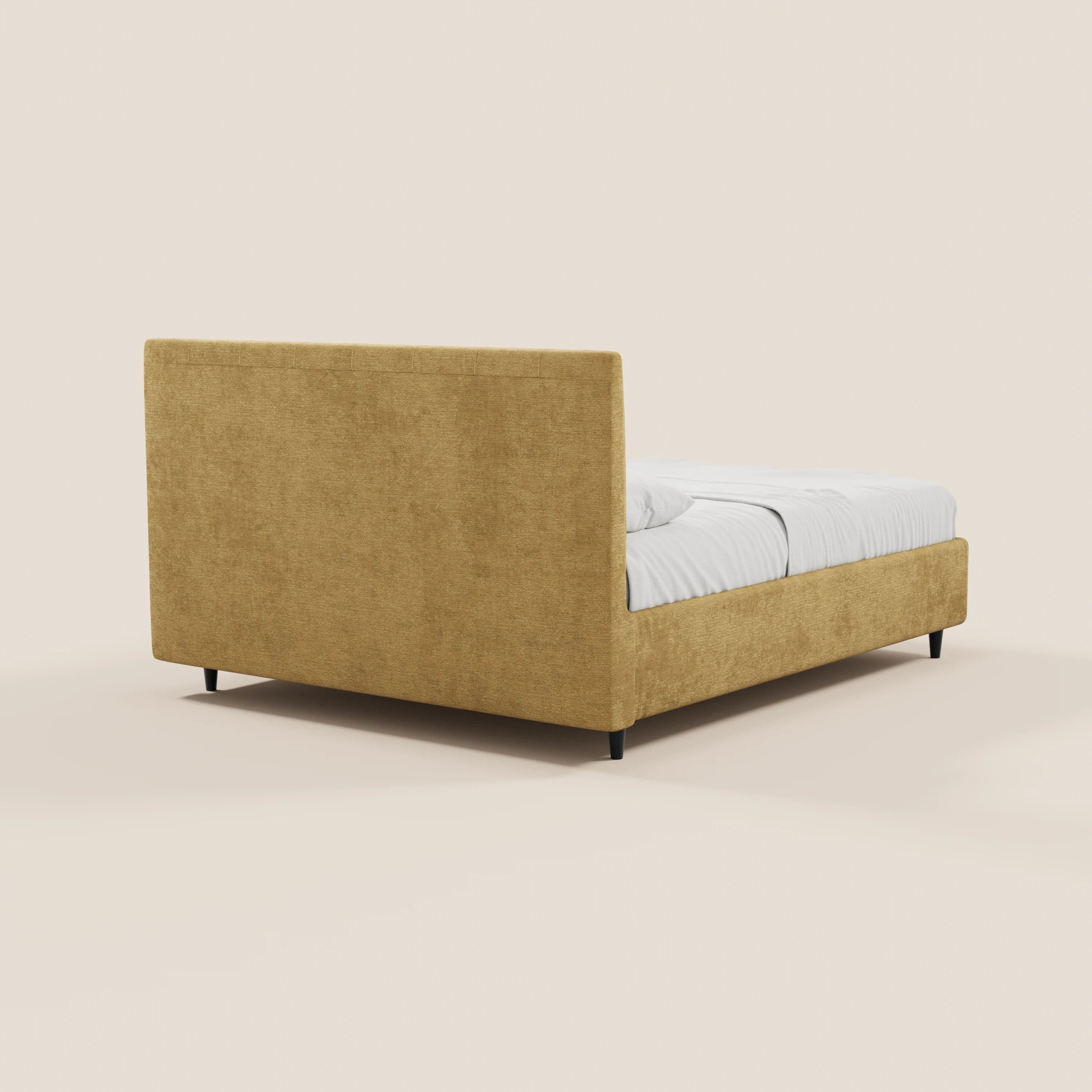 Il letto imbottito ONYX di Letti.store è caratterizzato da un tessuto giallo senape certificato Oeko-Tex®, una testiera verticale imbottita dal profilo basso, biancheria da letto bianca e gambe corte nere, il tutto su uno sfondo chiaro e semplice.