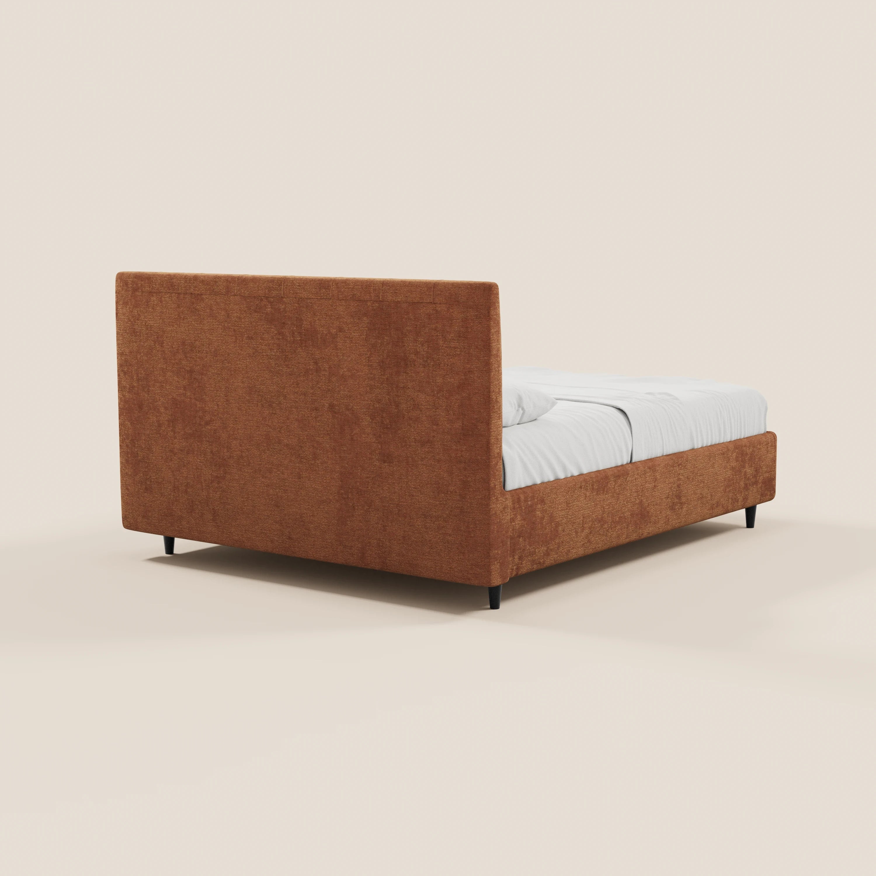 Il letto imbottito ONYX con contenitore di Letti.store presenta una testiera alta e rettangolare in tessuto color arancio bruciato certificato Oeko-Tex®, una struttura in tinta, gambe corte nere ed è raffigurato con biancheria da letto bianca su uno sfondo bianco sporco.