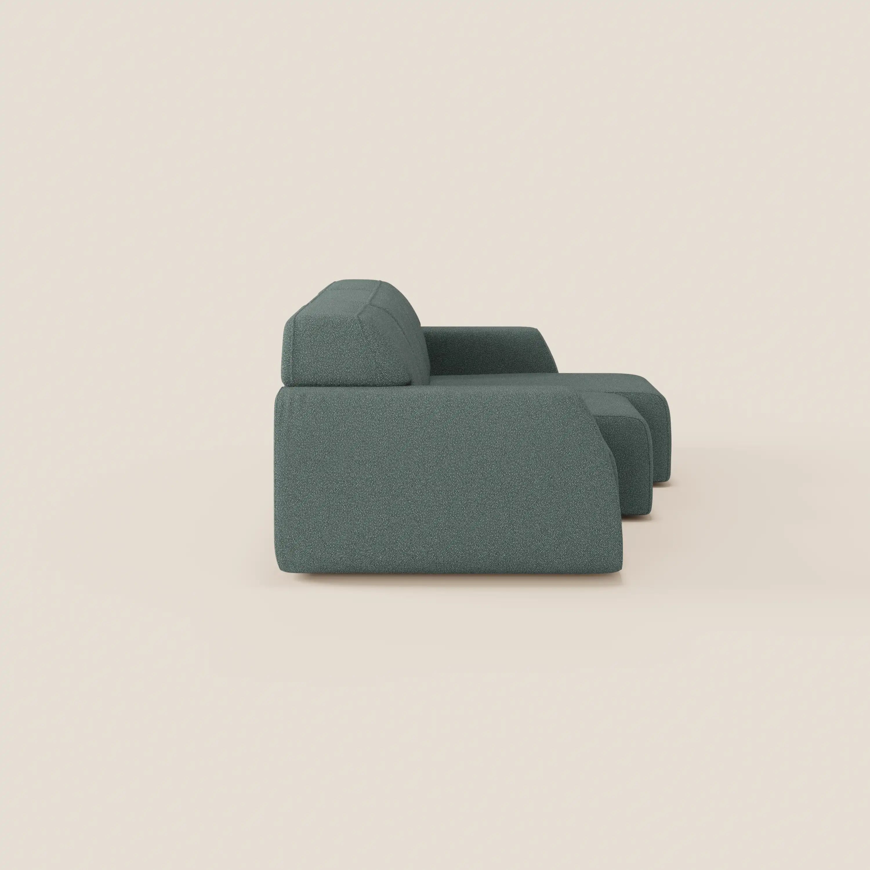 Il divano Orbit con 3 sedute scorrevoli e allungabili di Divani.Store, in tessuto effetto cotone smacchiabile verde intenso T33, si presenta lateralmente con linee pulite, ampi braccioli bassi e un design minimalista su uno sfondo beige chiaro.