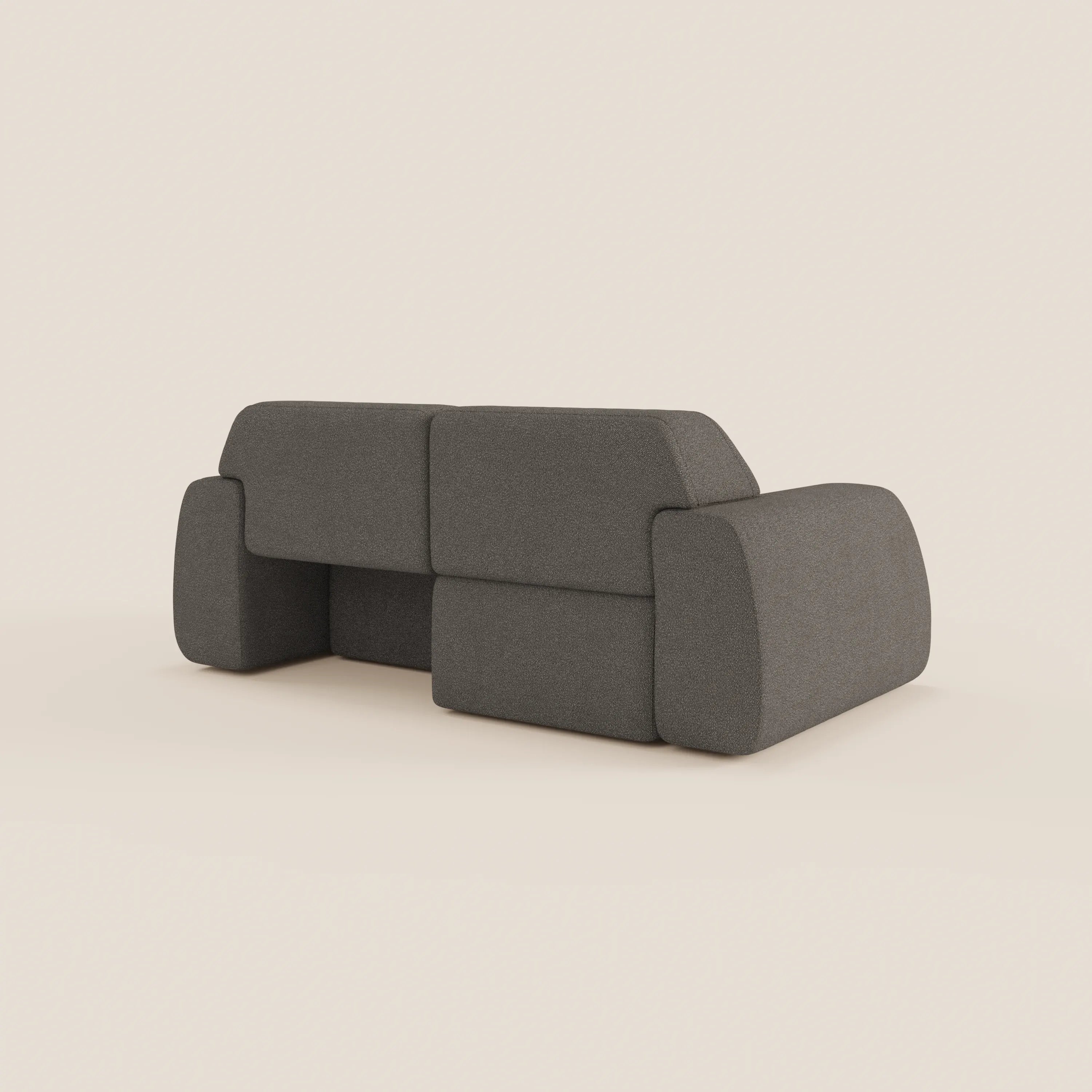 Il divano Orbit 2 e 3 posti di Divani.Store, in tessuto antimacchia T33 grigio scuro, è caratterizzato da spessi cuscini arrotondati, braccioli e un design minimalista dalle linee pulite, mostrato dallo schienale su uno sfondo semplice.