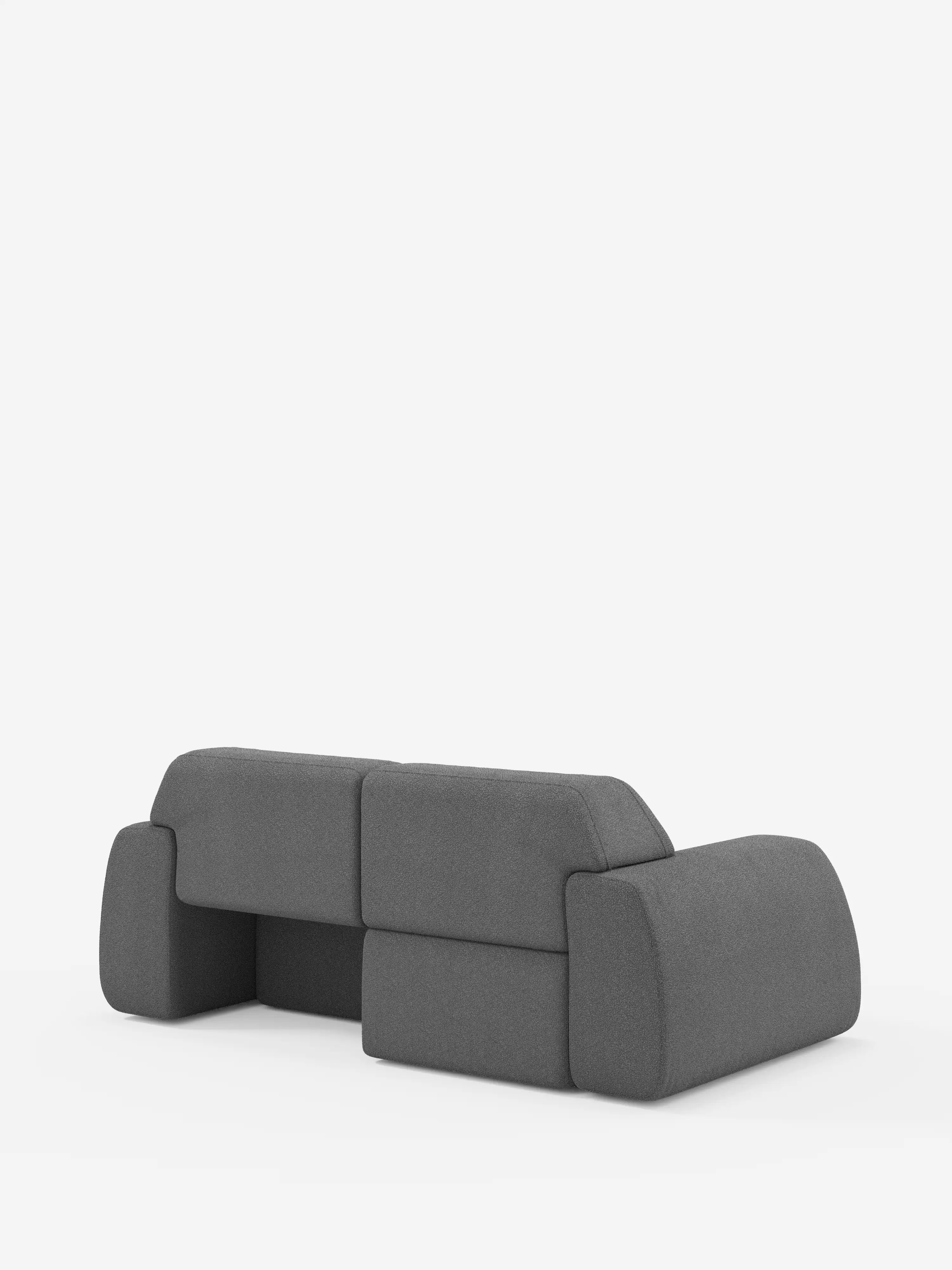 Un divano moderno e modulare di colore grigio di Divani.Store — il divano Orbit a 2 e 3 posti con sedute scorrevoli — si caratterizza per i cuscini spessi e arrotondati e per un look minimalista con schienale e braccioli bassi. Interamente sfoderabile, è rivestito in tessuto T33 effetto cotone antimacchia e si distingue su uno sfondo bianco a tinta unita, per un design pulito e contemporaneo.
