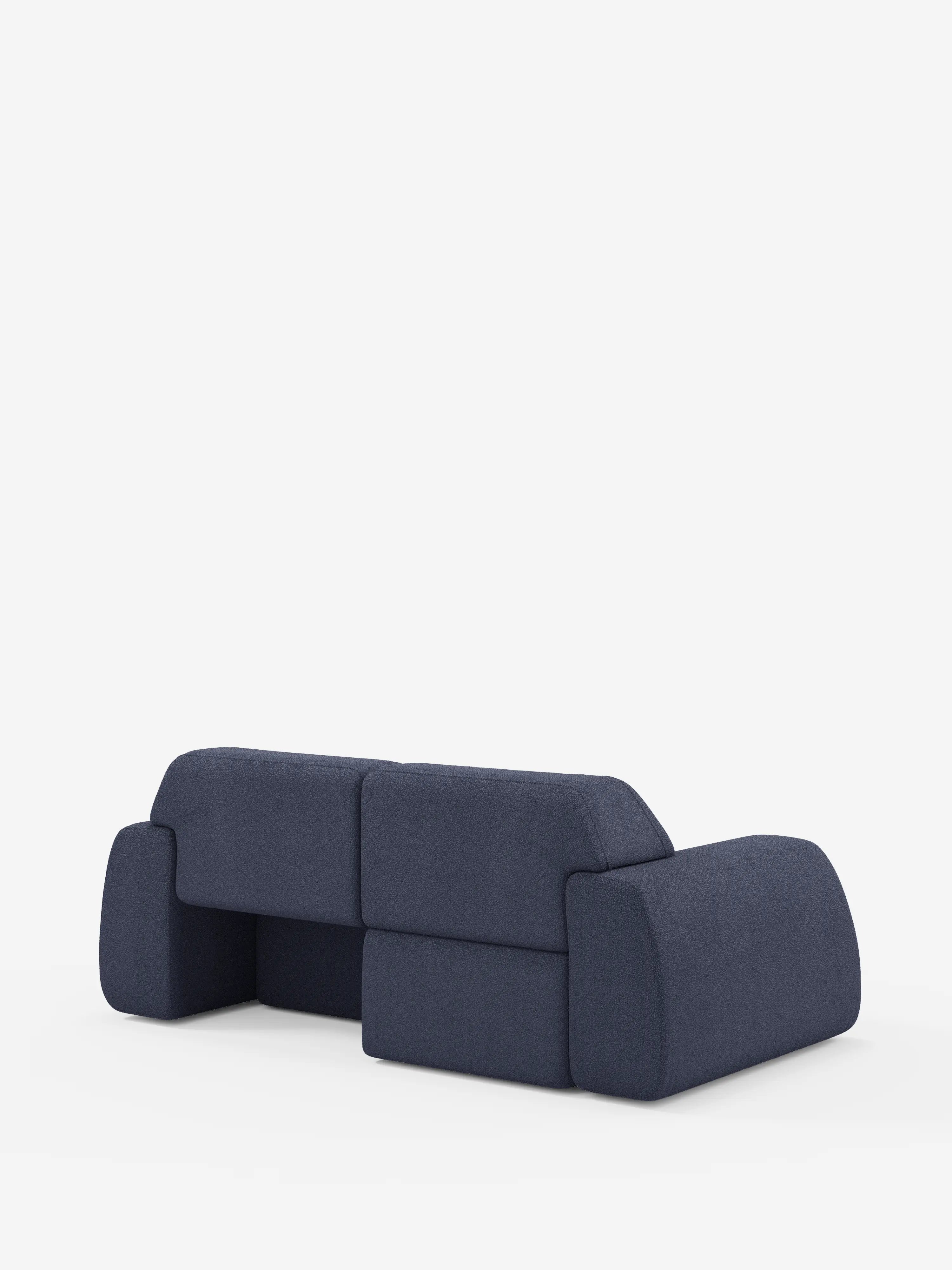 Il divano a 3 posti Orbit di Divani.Store, rivestito in tessuto T33 effetto cotone, sfoderabile e lavabile, è esposto su uno sfondo bianco a tinta unita. Questo moderno divano blu scuro presenta linee morbide e pulite e un design contemporaneo caratterizzato da ampi braccioli arrotondati, morbidi cuscini e uno schienale suddiviso in tre sezioni, per un look elegante e disinvolto.