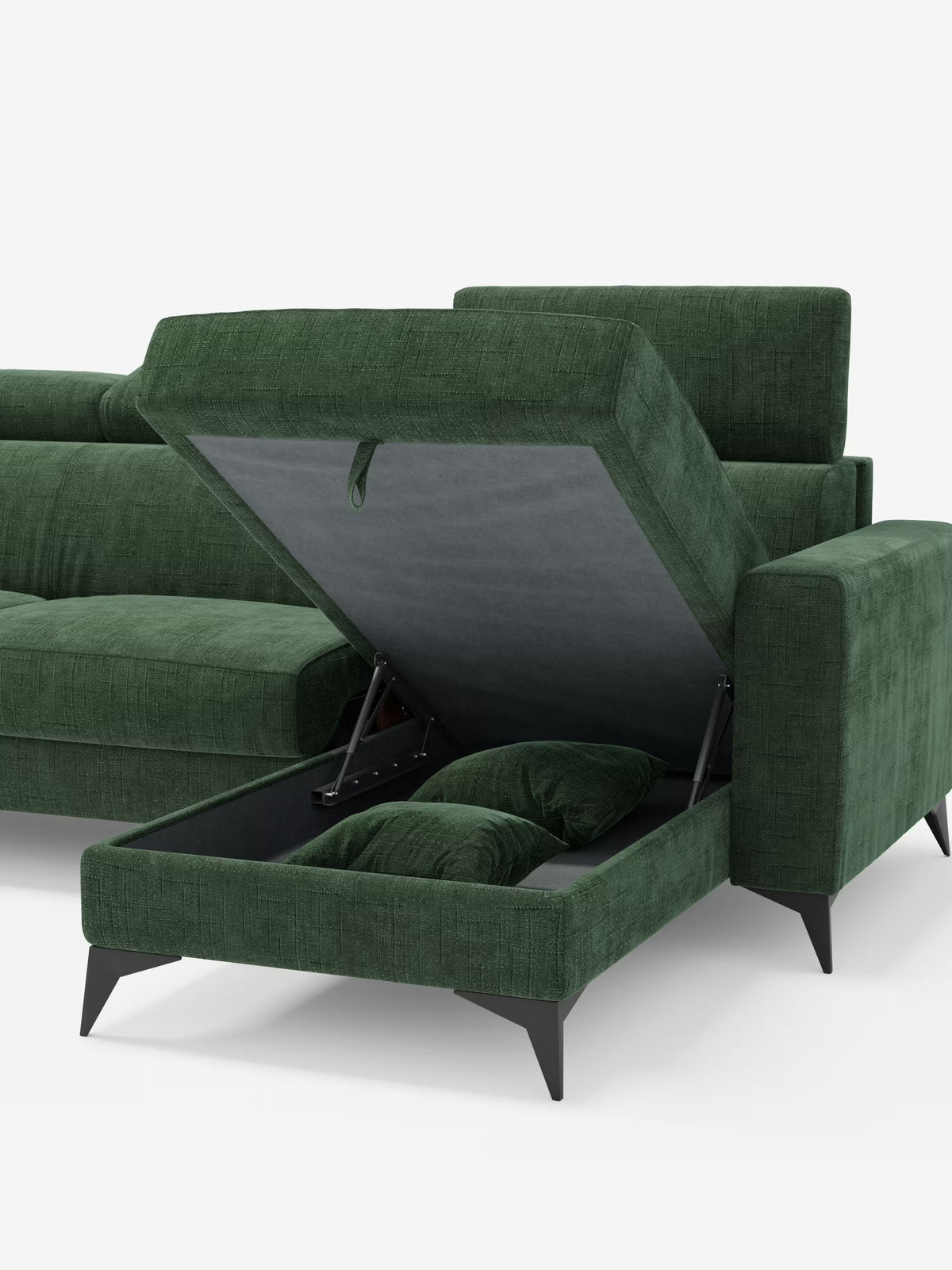 Il divano letto angolare Pegaso con poggiatesta reclinabili e penisola contenitore in tessuto jacquard smacchiabile T22 di Divani.Store, rivestito in verde, presenta una sezione con bracciolo rialzato che rivela uno spazio contenitore interno con due cuscini verdi coordinati. Questo divano moderno poggia su eleganti piedini neri inclinati ed è fotografato su uno sfondo bianco neutro.
