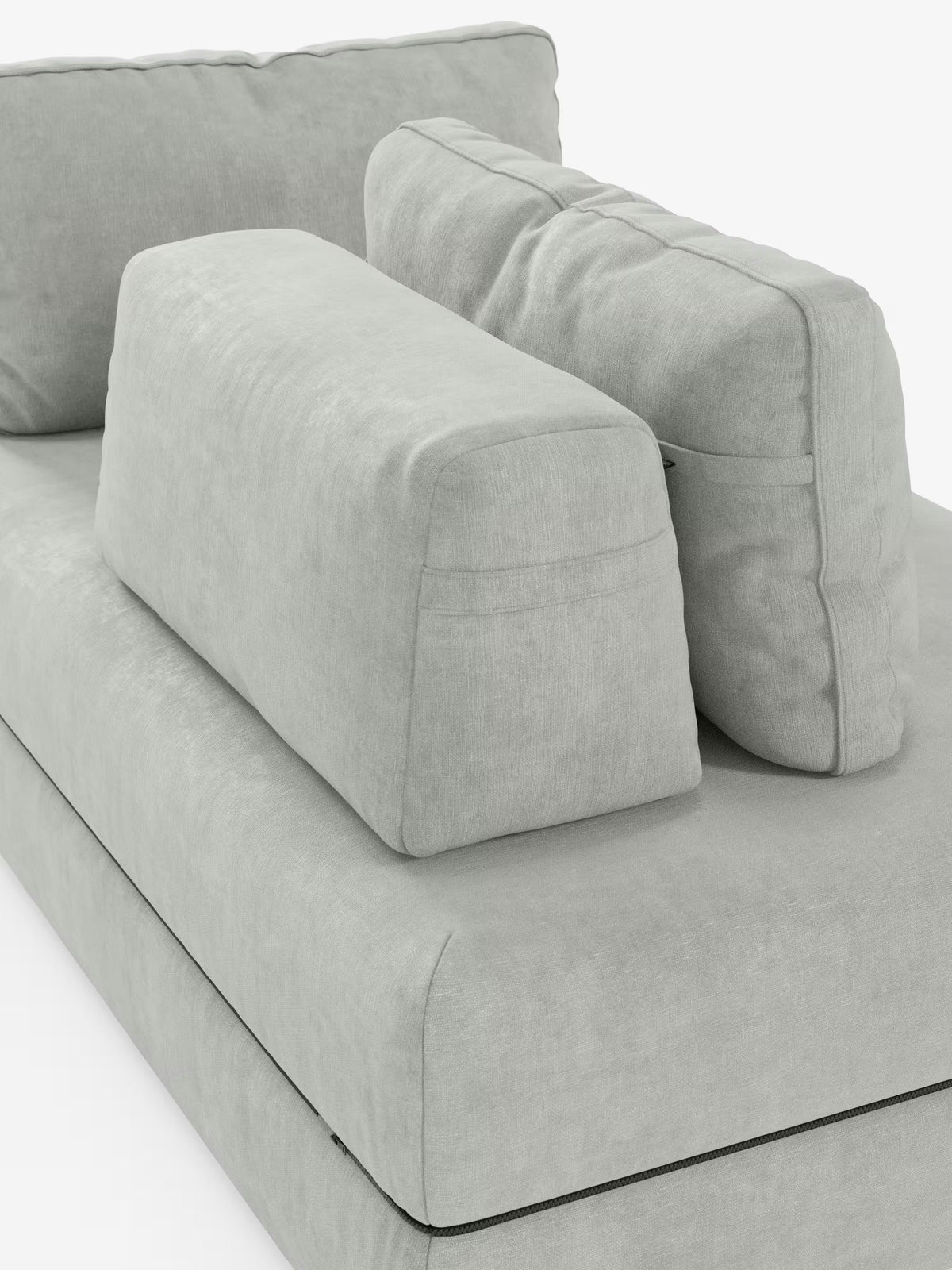 Un primo piano del divano letto matrimoniale Rift a 2 e 3 posti con schienali mobili di Divani.Store, realizzato in tessuto smacchiabile T31 grigio chiaro, presenta due schienali mobili rettangolari — uno in posizione verticale e uno inclinato in avanti — appoggiati sulla seduta. Il tessuto morbido e liscio è valorizzato dalle cuciture a vista che delineano la forma dei cuscini.
