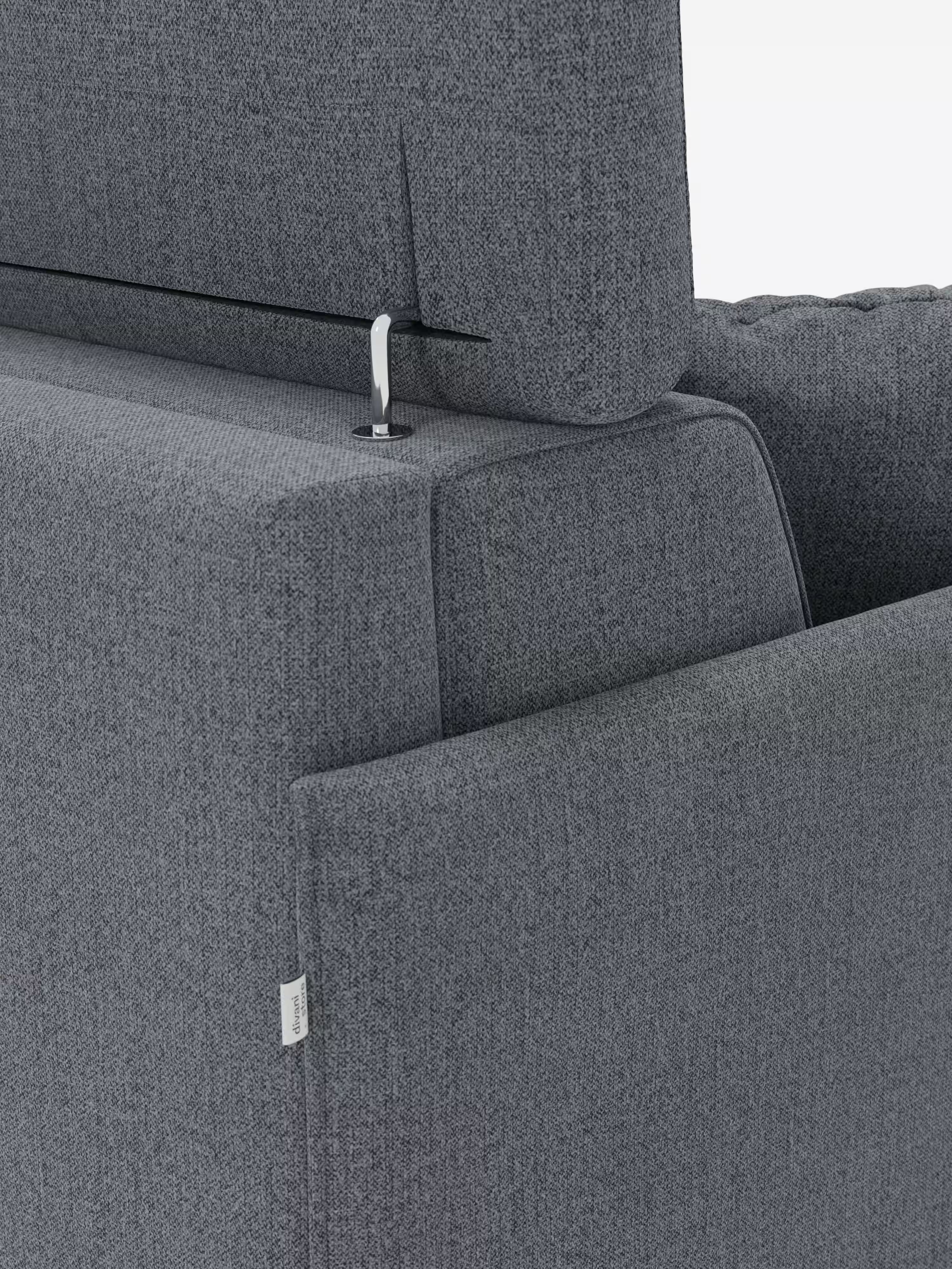 Primo piano del divano letto matrimoniale Sole di Divani.Store, rivestito in tessuto grigio T23 resistente alle macchie. L’immagine mette in risalto il design scandinavo compatto con una cerniera metallica a vista sullo schienale, che consente di regolare o reclinare il poggiatesta del cuscino superiore. Una piccola etichetta in tessuto bianco e la trama dettagliata ne evidenziano la moderna funzionalità e il rivestimento sfoderabile al 100%.