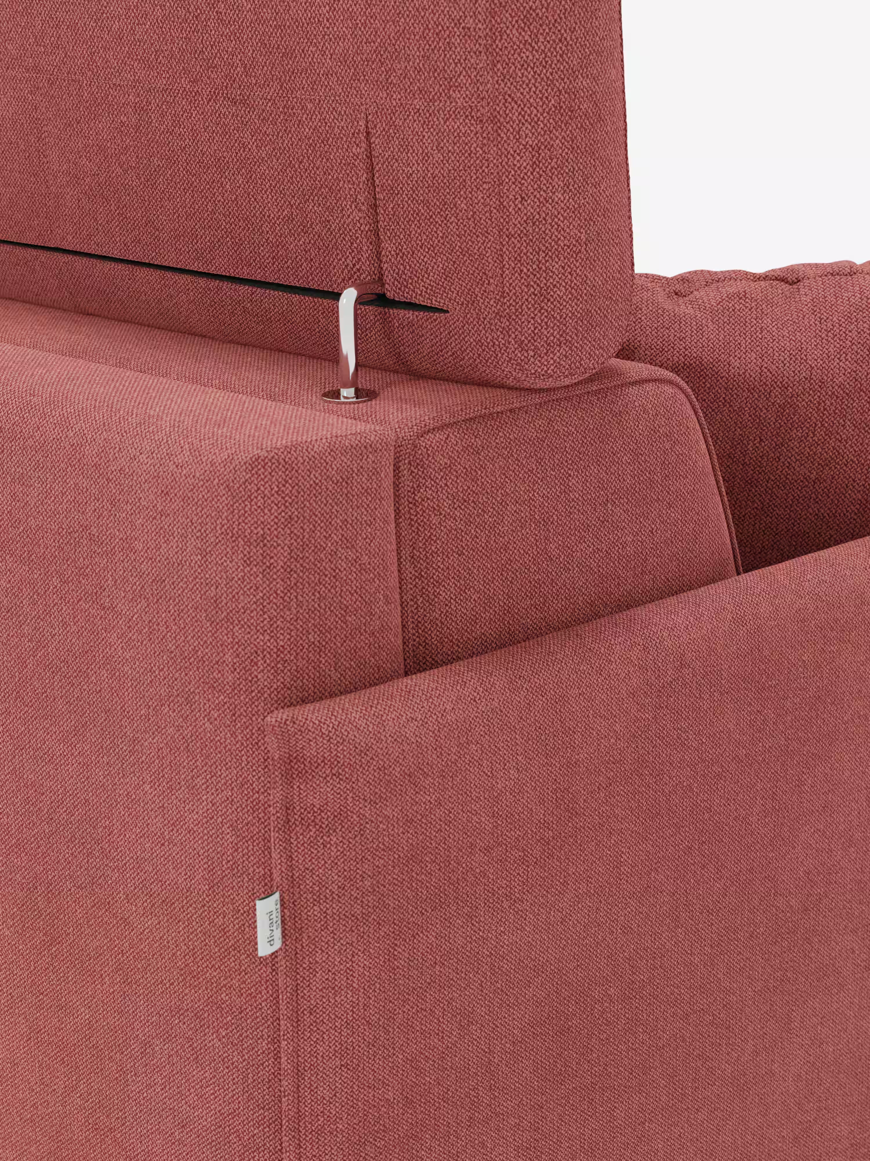 Primo piano del divano letto matrimoniale Sole di Divani.Store, realizzato con un design compatto di ispirazione scandinava e rivestito in tessuto T23 rosa tenue e resistente alle macchie. Il divano presenta una trama a rilievo e rivestimenti completamente sfoderabili per una facile pulizia, oltre a un poggiatesta regolabile sostenuto da un'elegante barra metallica. Una piccola etichetta bianca impreziosisce il lato, il tutto su uno sfondo bianco a tinta unita.