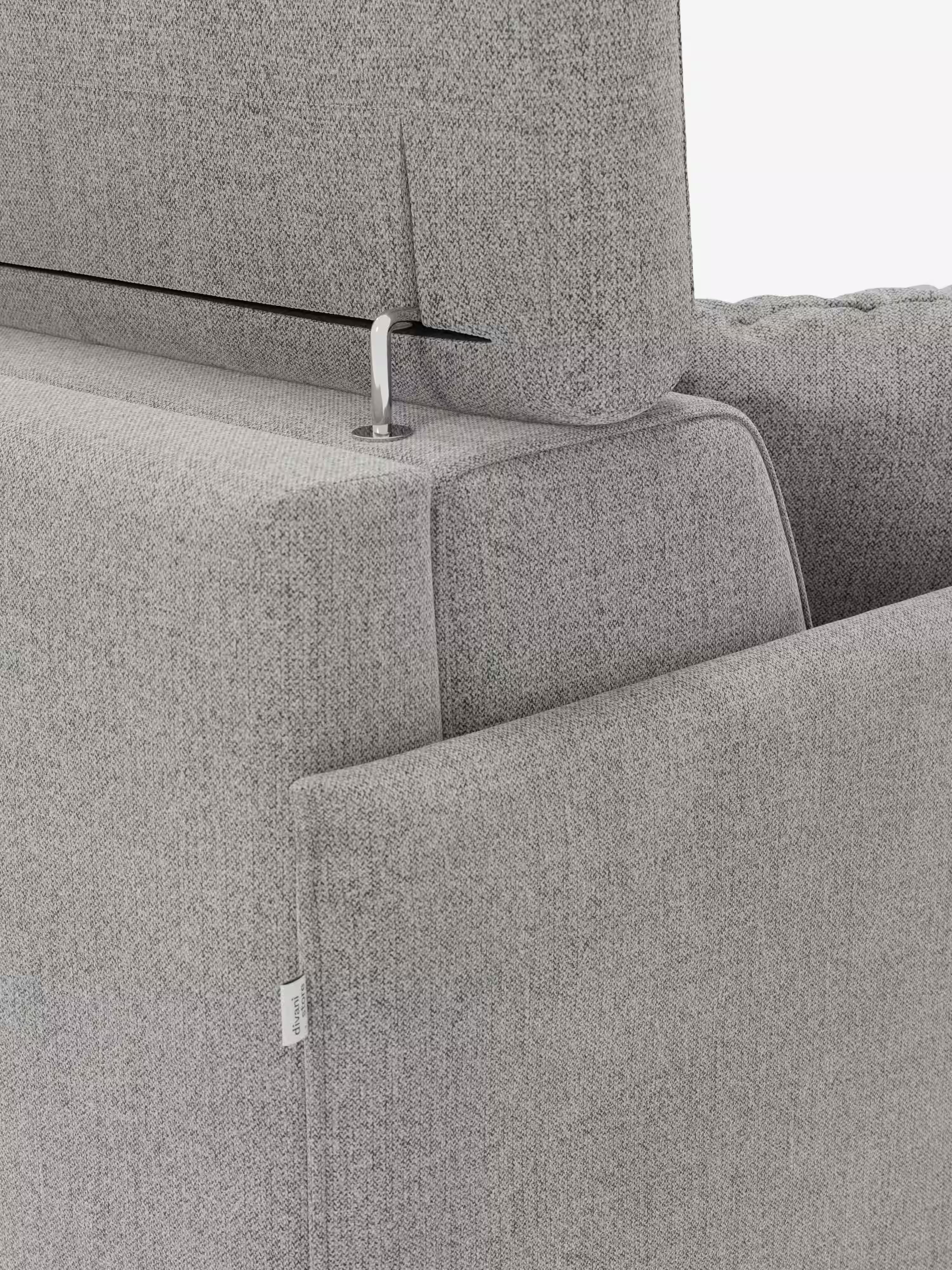 Primo piano del divano letto matrimoniale Sole dal design compatto di Divani.Store in grigio chiaro, che mette in risalto i poggiatesta reclinabili sostenuti da un'asta metallica a vista. Questo divano letto compatto vanta linee pulite e un rivestimento testurizzato in autentico stile scandinavo, con una piccola etichetta bianca applicata sul lato. Il tessuto T23, sfoderabile al 100% e antimacchia, garantisce una facile pulizia e un’eleganza duratura.